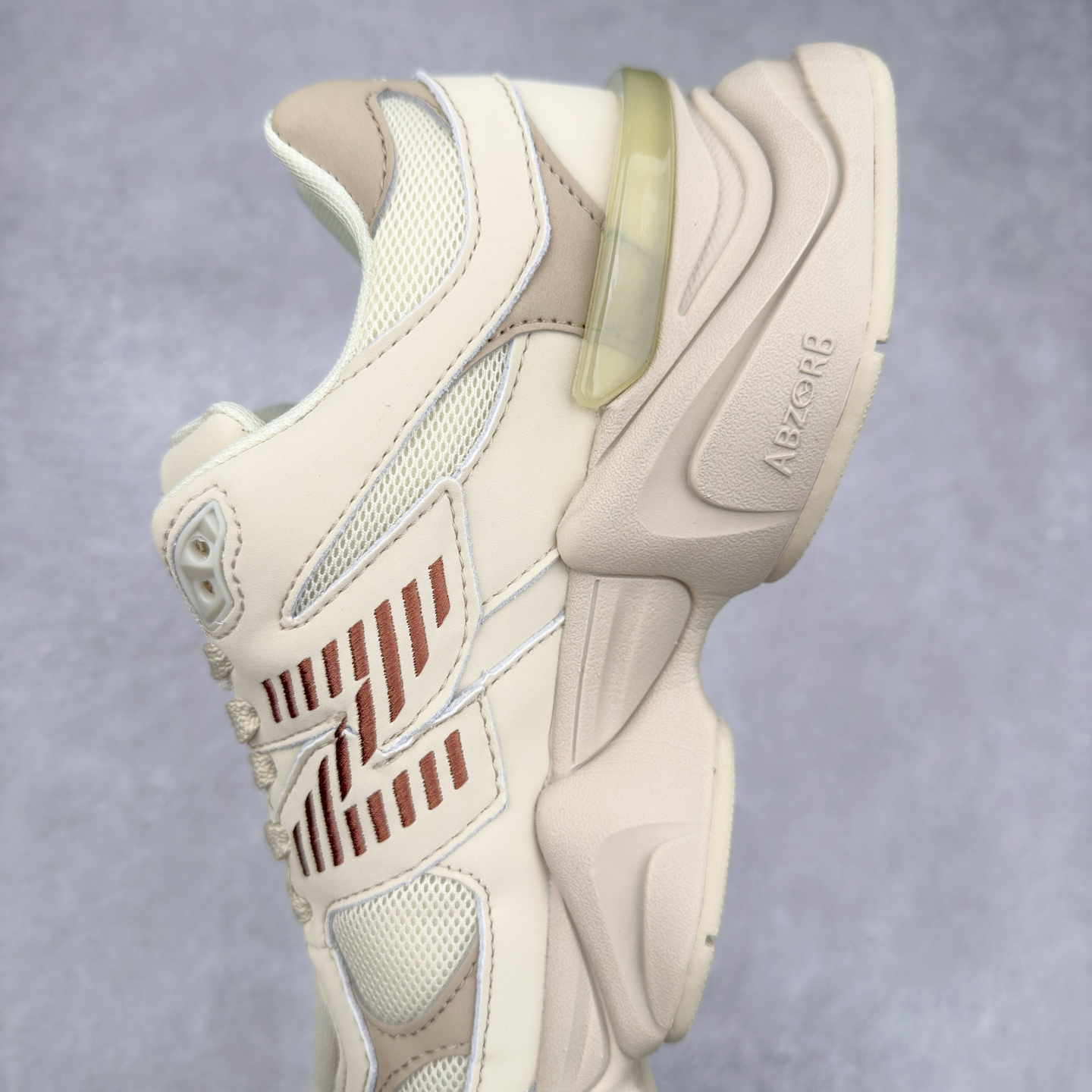 图片[7]-New Balance NB9060 复古运动鞋 新百伦又带来了新鞋型 并且是与芝加哥街头品牌 Joe Freshgoods 的联名款 鞋身主体采用了类似 990 系列的设计风格 与传统复古慢跑鞋区别不大 最大的变化就是鞋底部分 在传统设计的中底外层 增加了多个分区的模块 圆润的线条设计与我们熟悉的 New Balance 风格截然不同 但与同样充满弧形线条的鞋面搭配 看起来毫无违和感 尺码：36-45-选品中心