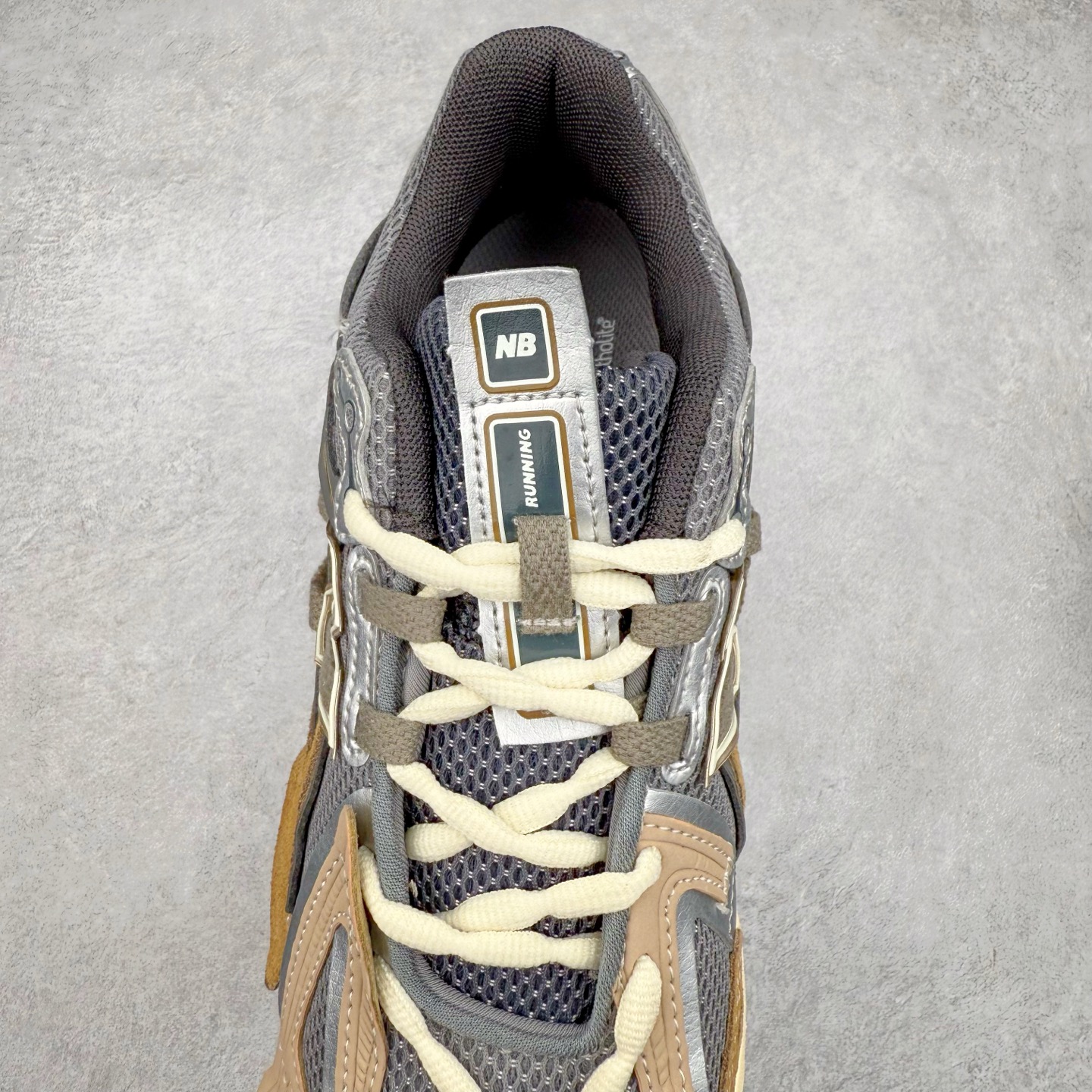 图片[5]-New Balance M1906R NB新百伦系列复古老爹风休闲运动慢跑鞋 日韩出口特供订单 全网最全配色 配套商长期套现长期补货 全新货品 正常出厂触屏不到的单价 超级跑量款 全套原楦原纸板原厂数据开发 进口三明治网面 原装进口翻毛皮料正确绒感卡色 正确中底拉帮中底网布细节 采用轻质牛剖革拼接透气网眼衬垫织物鞋面材质 T-Beam大底提供足步弓支撑 保持步态稳定 后跟搭载外露缓震胶 鞋身整体以各种深浅不一的灰色覆盖 鞋头以淡蓝色调装饰 网眼衬垫通过不规律的色块实现做旧的美感 泛黄的鞋底更是进一步增添了复古气息 尺码：36 37 37.5 38 38.5 39.5 40 40.5 41.5 42 42.5 43 44 45-选品中心