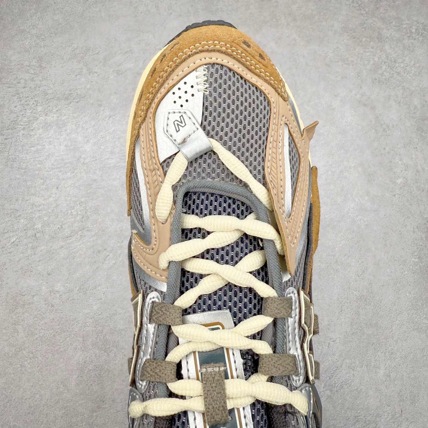 图片[4]-New Balance M1906R NB新百伦系列复古老爹风休闲运动慢跑鞋 日韩出口特供订单 全网最全配色 配套商长期套现长期补货 全新货品 正常出厂触屏不到的单价 超级跑量款 全套原楦原纸板原厂数据开发 进口三明治网面 原装进口翻毛皮料正确绒感卡色 正确中底拉帮中底网布细节 采用轻质牛剖革拼接透气网眼衬垫织物鞋面材质 T-Beam大底提供足步弓支撑 保持步态稳定 后跟搭载外露缓震胶 鞋身整体以各种深浅不一的灰色覆盖 鞋头以淡蓝色调装饰 网眼衬垫通过不规律的色块实现做旧的美感 泛黄的鞋底更是进一步增添了复古气息 尺码：36 37 37.5 38 38.5 39.5 40 40.5 41.5 42 42.5 43 44 45-选品中心