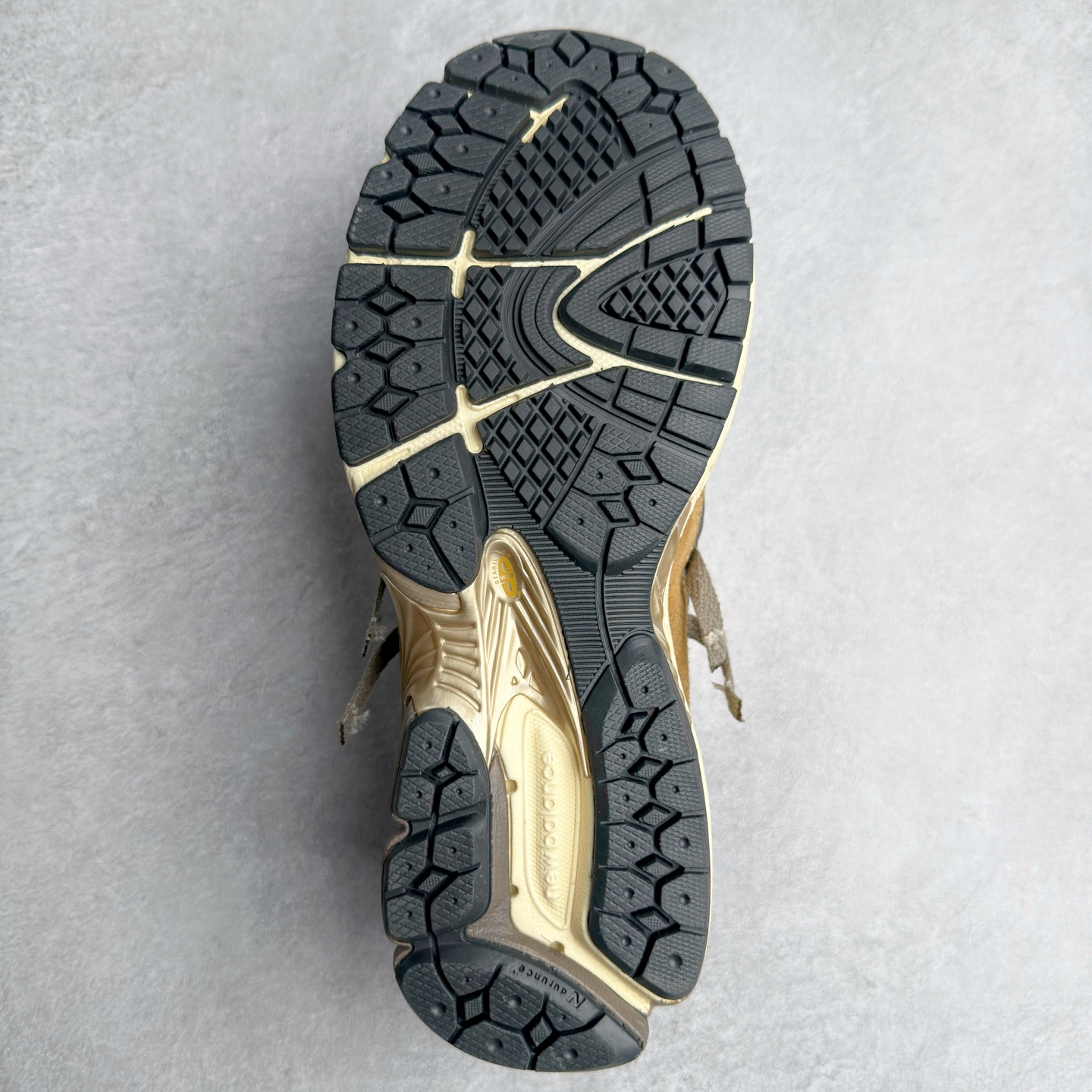 图片[9]-New Balance M1906R NB新百伦系列复古老爹风休闲运动慢跑鞋 日韩出口特供订单 全网最全配色 配套商长期套现长期补货 全新货品 正常出厂触屏不到的单价 超级跑量款 全套原楦原纸板原厂数据开发 进口三明治网面 原装进口翻毛皮料正确绒感卡色 正确中底拉帮中底网布细节 采用轻质牛剖革拼接透气网眼衬垫织物鞋面材质 T-Beam大底提供足步弓支撑 保持步态稳定 后跟搭载外露缓震胶 鞋身整体以各种深浅不一的灰色覆盖 鞋头以淡蓝色调装饰 网眼衬垫通过不规律的色块实现做旧的美感 泛黄的鞋底更是进一步增添了复古气息 尺码：36 37 37.5 38 38.5 39.5 40 40.5 41.5 42 42.5 43 44 45-选品中心