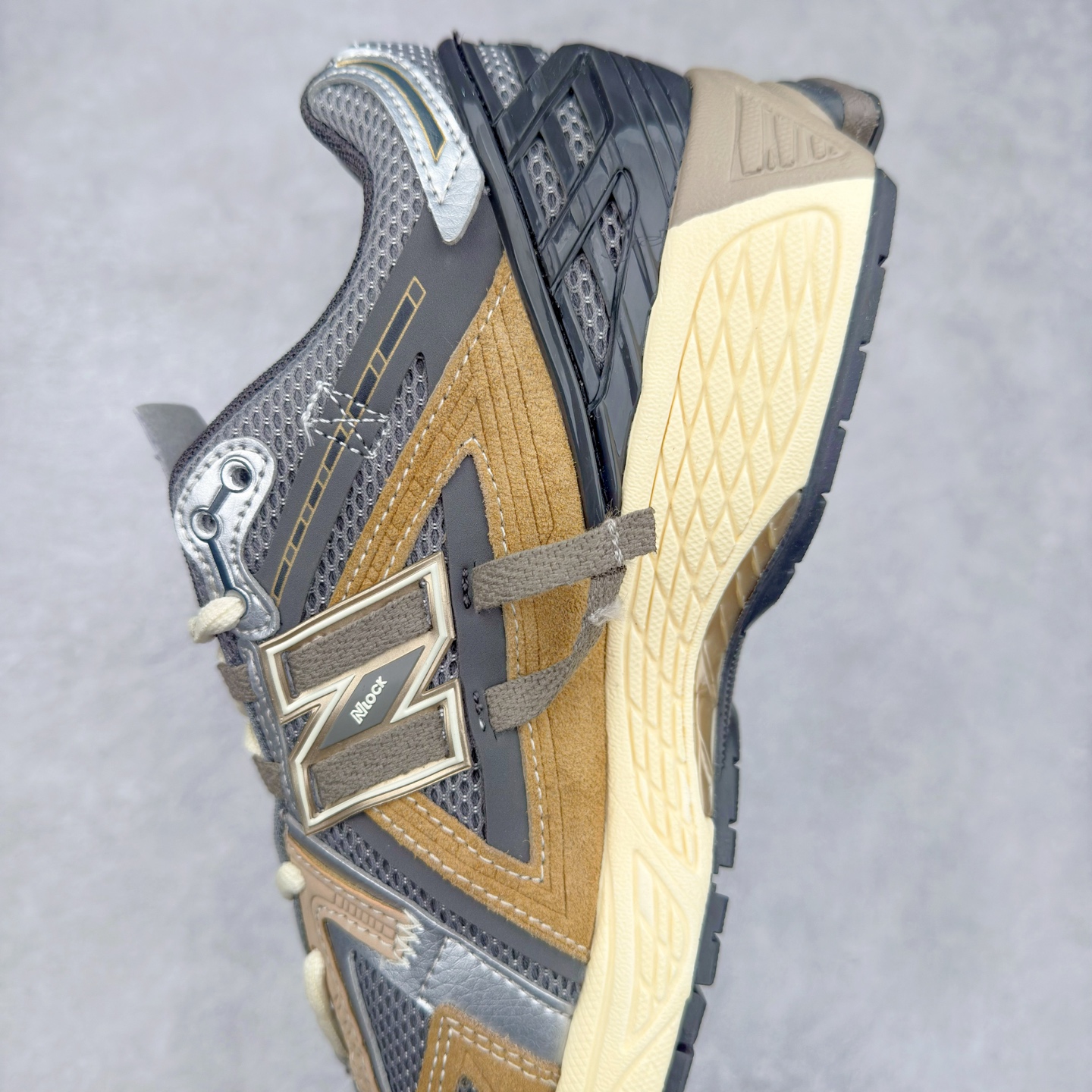 图片[7]-New Balance M1906R NB新百伦系列复古老爹风休闲运动慢跑鞋 日韩出口特供订单 全网最全配色 配套商长期套现长期补货 全新货品 正常出厂触屏不到的单价 超级跑量款 全套原楦原纸板原厂数据开发 进口三明治网面 原装进口翻毛皮料正确绒感卡色 正确中底拉帮中底网布细节 采用轻质牛剖革拼接透气网眼衬垫织物鞋面材质 T-Beam大底提供足步弓支撑 保持步态稳定 后跟搭载外露缓震胶 鞋身整体以各种深浅不一的灰色覆盖 鞋头以淡蓝色调装饰 网眼衬垫通过不规律的色块实现做旧的美感 泛黄的鞋底更是进一步增添了复古气息 尺码：36 37 37.5 38 38.5 39.5 40 40.5 41.5 42 42.5 43 44 45-选品中心