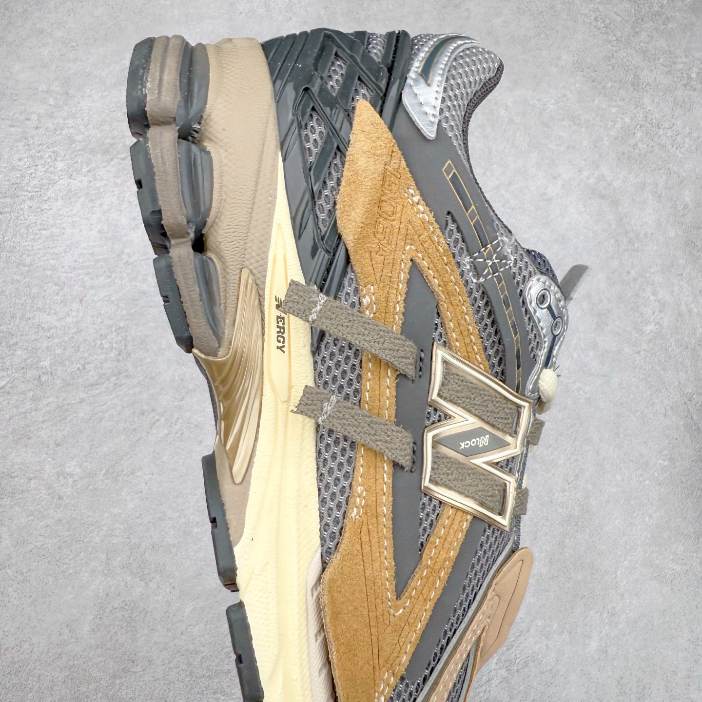 图片[6]-New Balance M1906R NB新百伦系列复古老爹风休闲运动慢跑鞋 日韩出口特供订单 全网最全配色 配套商长期套现长期补货 全新货品 正常出厂触屏不到的单价 超级跑量款 全套原楦原纸板原厂数据开发 进口三明治网面 原装进口翻毛皮料正确绒感卡色 正确中底拉帮中底网布细节 采用轻质牛剖革拼接透气网眼衬垫织物鞋面材质 T-Beam大底提供足步弓支撑 保持步态稳定 后跟搭载外露缓震胶 鞋身整体以各种深浅不一的灰色覆盖 鞋头以淡蓝色调装饰 网眼衬垫通过不规律的色块实现做旧的美感 泛黄的鞋底更是进一步增添了复古气息 尺码：36 37 37.5 38 38.5 39.5 40 40.5 41.5 42 42.5 43 44 45-选品中心