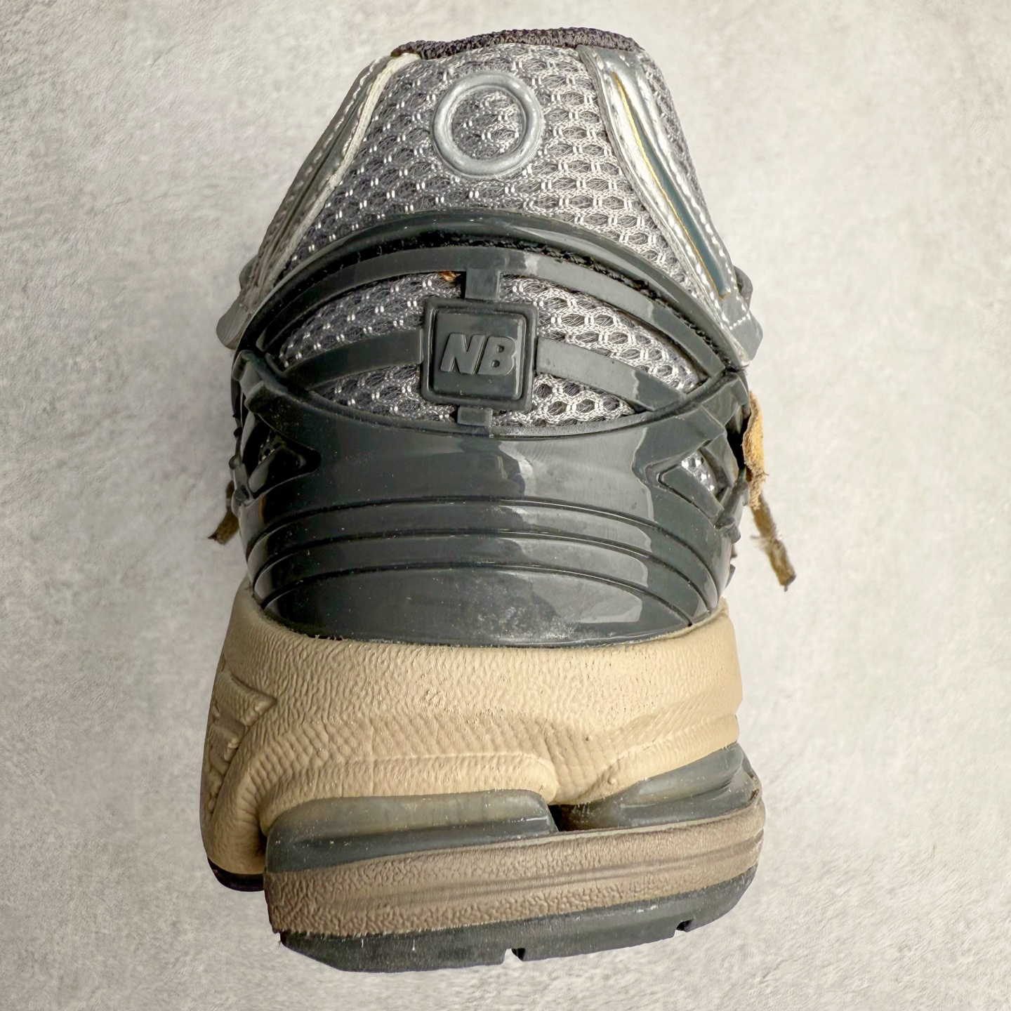 图片[8]-New Balance M1906R NB新百伦系列复古老爹风休闲运动慢跑鞋 日韩出口特供订单 全网最全配色 配套商长期套现长期补货 全新货品 正常出厂触屏不到的单价 超级跑量款 全套原楦原纸板原厂数据开发 进口三明治网面 原装进口翻毛皮料正确绒感卡色 正确中底拉帮中底网布细节 采用轻质牛剖革拼接透气网眼衬垫织物鞋面材质 T-Beam大底提供足步弓支撑 保持步态稳定 后跟搭载外露缓震胶 鞋身整体以各种深浅不一的灰色覆盖 鞋头以淡蓝色调装饰 网眼衬垫通过不规律的色块实现做旧的美感 泛黄的鞋底更是进一步增添了复古气息 尺码：36 37 37.5 38 38.5 39.5 40 40.5 41.5 42 42.5 43 44 45-选品中心