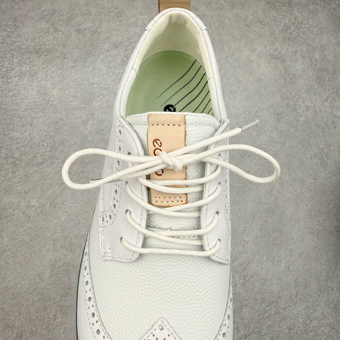 图片[5]-Ecco爱步男鞋新款运动鞋 跑鞋厚底增高老爹鞋 驱动系列全新款式 拼色拼接鞋面 时尚有型 牛皮与纺织品拼接 脚感舒适 出街有型 贴心套脚系带设计 舒适包裹双足 柔软细腻，亲肤透气 以摩托车粗犷胎纹为灵感 PU大底提供牵引性和支撑性 耐磨防滑提升稳定性 轻盈鞋底 舒适耐穿 户外出行 肆意洒脱 尺码：38 39 40 41 42 43 44（皮鞋码）-选品中心