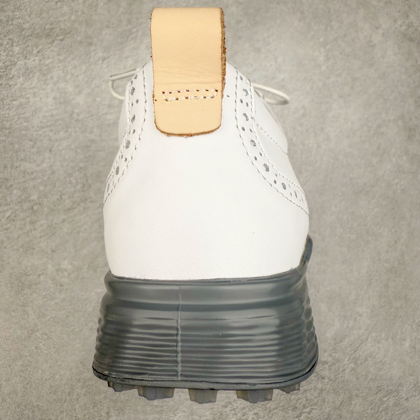 图片[8]-Ecco爱步男鞋新款运动鞋 跑鞋厚底增高老爹鞋 驱动系列全新款式 拼色拼接鞋面 时尚有型 牛皮与纺织品拼接 脚感舒适 出街有型 贴心套脚系带设计 舒适包裹双足 柔软细腻，亲肤透气 以摩托车粗犷胎纹为灵感 PU大底提供牵引性和支撑性 耐磨防滑提升稳定性 轻盈鞋底 舒适耐穿 户外出行 肆意洒脱 尺码：38 39 40 41 42 43 44（皮鞋码）-选品中心