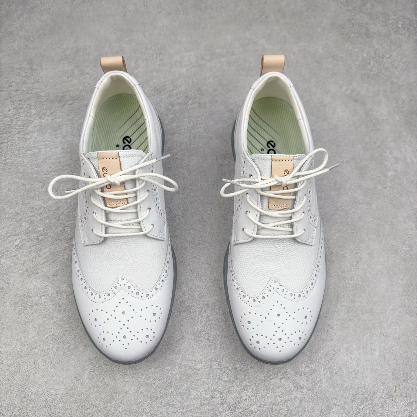 图片[2]-Ecco爱步男鞋新款运动鞋 跑鞋厚底增高老爹鞋 驱动系列全新款式 拼色拼接鞋面 时尚有型 牛皮与纺织品拼接 脚感舒适 出街有型 贴心套脚系带设计 舒适包裹双足 柔软细腻，亲肤透气 以摩托车粗犷胎纹为灵感 PU大底提供牵引性和支撑性 耐磨防滑提升稳定性 轻盈鞋底 舒适耐穿 户外出行 肆意洒脱 尺码：38 39 40 41 42 43 44（皮鞋码）-选品中心