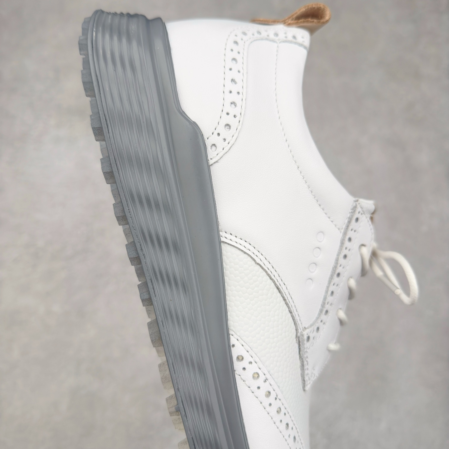 图片[6]-Ecco爱步男鞋新款运动鞋 跑鞋厚底增高老爹鞋 驱动系列全新款式 拼色拼接鞋面 时尚有型 牛皮与纺织品拼接 脚感舒适 出街有型 贴心套脚系带设计 舒适包裹双足 柔软细腻，亲肤透气 以摩托车粗犷胎纹为灵感 PU大底提供牵引性和支撑性 耐磨防滑提升稳定性 轻盈鞋底 舒适耐穿 户外出行 肆意洒脱 尺码：38 39 40 41 42 43 44（皮鞋码）-选品中心