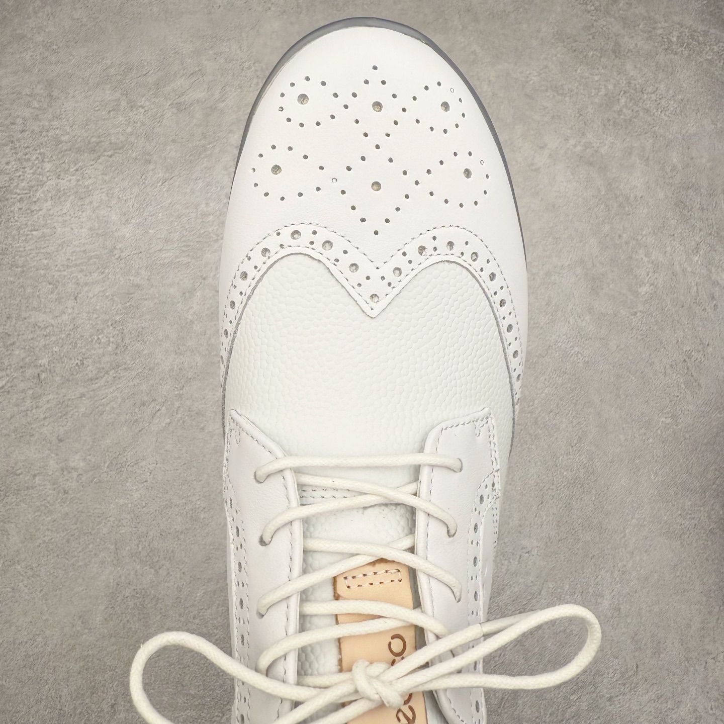 图片[4]-Ecco爱步男鞋新款运动鞋 跑鞋厚底增高老爹鞋 驱动系列全新款式 拼色拼接鞋面 时尚有型 牛皮与纺织品拼接 脚感舒适 出街有型 贴心套脚系带设计 舒适包裹双足 柔软细腻，亲肤透气 以摩托车粗犷胎纹为灵感 PU大底提供牵引性和支撑性 耐磨防滑提升稳定性 轻盈鞋底 舒适耐穿 户外出行 肆意洒脱 尺码：38 39 40 41 42 43 44（皮鞋码）-选品中心