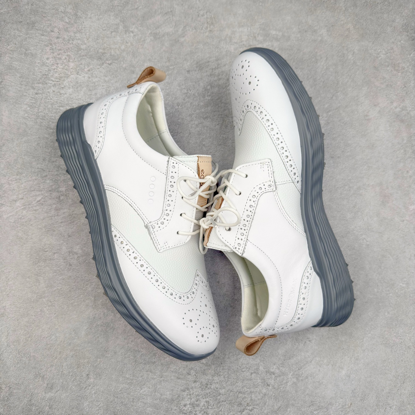 图片[3]-Ecco爱步男鞋新款运动鞋 跑鞋厚底增高老爹鞋 驱动系列全新款式 拼色拼接鞋面 时尚有型 牛皮与纺织品拼接 脚感舒适 出街有型 贴心套脚系带设计 舒适包裹双足 柔软细腻，亲肤透气 以摩托车粗犷胎纹为灵感 PU大底提供牵引性和支撑性 耐磨防滑提升稳定性 轻盈鞋底 舒适耐穿 户外出行 肆意洒脱 尺码：38 39 40 41 42 43 44（皮鞋码）-选品中心