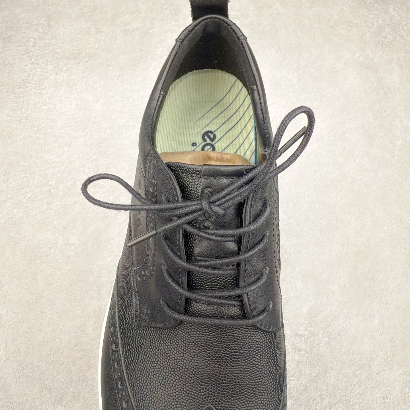 图片[5]-Ecco爱步男鞋新款运动鞋 跑鞋厚底增高老爹鞋 驱动系列全新款式 拼色拼接鞋面 时尚有型 牛皮与纺织品拼接 脚感舒适 出街有型 贴心套脚系带设计 舒适包裹双足 柔软细腻，亲肤透气 以摩托车粗犷胎纹为灵感 PU大底提供牵引性和支撑性 耐磨防滑提升稳定性 轻盈鞋底 舒适耐穿 户外出行 肆意洒脱 尺码：38 39 40 41 42 43 44（皮鞋码）-选品中心