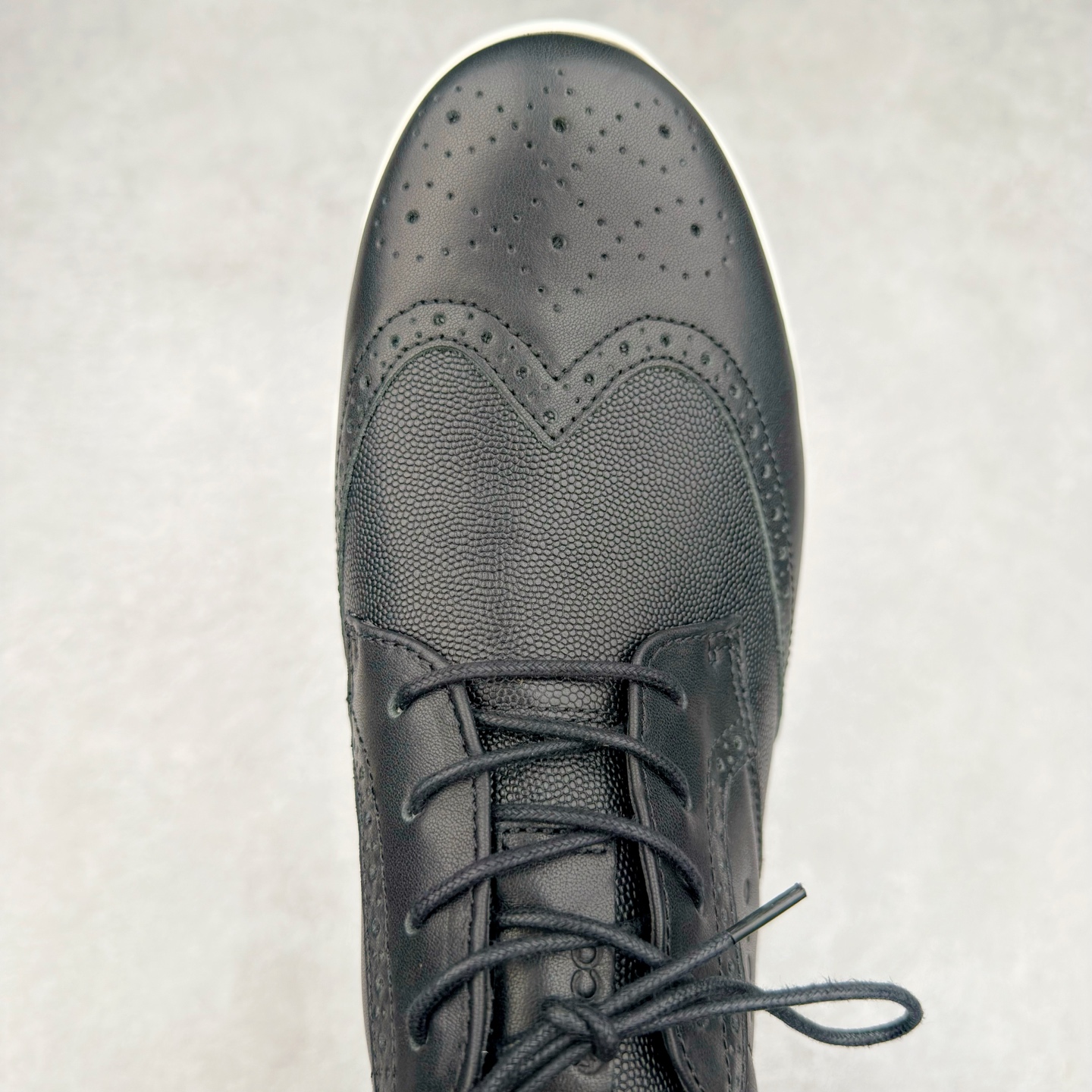 图片[4]-Ecco爱步男鞋新款运动鞋 跑鞋厚底增高老爹鞋 驱动系列全新款式 拼色拼接鞋面 时尚有型 牛皮与纺织品拼接 脚感舒适 出街有型 贴心套脚系带设计 舒适包裹双足 柔软细腻，亲肤透气 以摩托车粗犷胎纹为灵感 PU大底提供牵引性和支撑性 耐磨防滑提升稳定性 轻盈鞋底 舒适耐穿 户外出行 肆意洒脱 尺码：38 39 40 41 42 43 44（皮鞋码）-选品中心