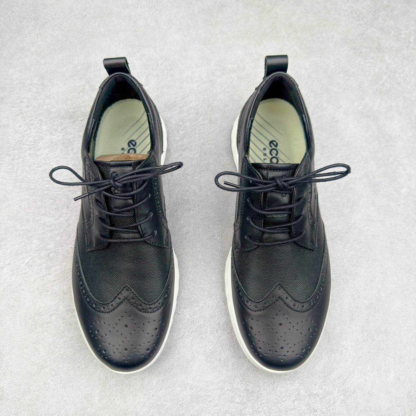 图片[2]-Ecco爱步男鞋新款运动鞋 跑鞋厚底增高老爹鞋 驱动系列全新款式 拼色拼接鞋面 时尚有型 牛皮与纺织品拼接 脚感舒适 出街有型 贴心套脚系带设计 舒适包裹双足 柔软细腻，亲肤透气 以摩托车粗犷胎纹为灵感 PU大底提供牵引性和支撑性 耐磨防滑提升稳定性 轻盈鞋底 舒适耐穿 户外出行 肆意洒脱 尺码：38 39 40 41 42 43 44（皮鞋码）-选品中心