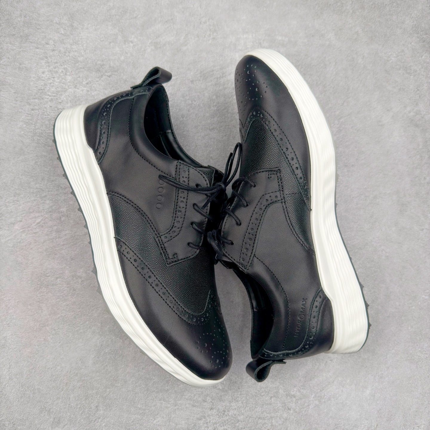 图片[3]-Ecco爱步男鞋新款运动鞋 跑鞋厚底增高老爹鞋 驱动系列全新款式 拼色拼接鞋面 时尚有型 牛皮与纺织品拼接 脚感舒适 出街有型 贴心套脚系带设计 舒适包裹双足 柔软细腻，亲肤透气 以摩托车粗犷胎纹为灵感 PU大底提供牵引性和支撑性 耐磨防滑提升稳定性 轻盈鞋底 舒适耐穿 户外出行 肆意洒脱 尺码：38 39 40 41 42 43 44（皮鞋码）-选品中心