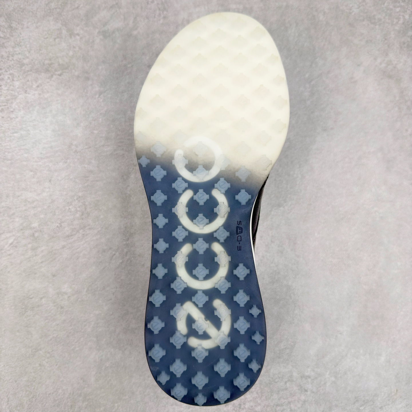 图片[9]-Ecco爱步男鞋新款运动鞋 跑鞋厚底增高老爹鞋 驱动系列全新款式 拼色拼接鞋面 时尚有型 牛皮与纺织品拼接 脚感舒适 出街有型 贴心套脚系带设计 舒适包裹双足 柔软细腻，亲肤透气 以摩托车粗犷胎纹为灵感 PU大底提供牵引性和支撑性 耐磨防滑提升稳定性 轻盈鞋底 舒适耐穿 户外出行 肆意洒脱 尺码：38 39 40 41 42 43 44（皮鞋码）-选品中心