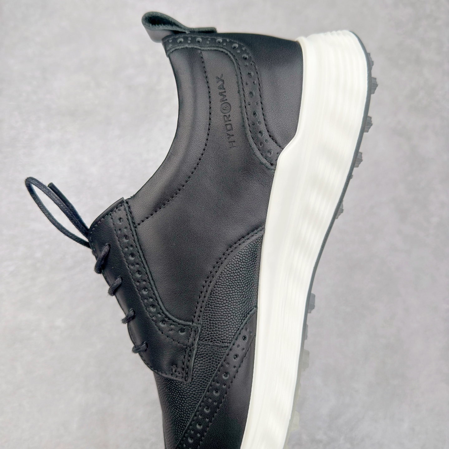 图片[7]-Ecco爱步男鞋新款运动鞋 跑鞋厚底增高老爹鞋 驱动系列全新款式 拼色拼接鞋面 时尚有型 牛皮与纺织品拼接 脚感舒适 出街有型 贴心套脚系带设计 舒适包裹双足 柔软细腻，亲肤透气 以摩托车粗犷胎纹为灵感 PU大底提供牵引性和支撑性 耐磨防滑提升稳定性 轻盈鞋底 舒适耐穿 户外出行 肆意洒脱 尺码：38 39 40 41 42 43 44（皮鞋码）-选品中心