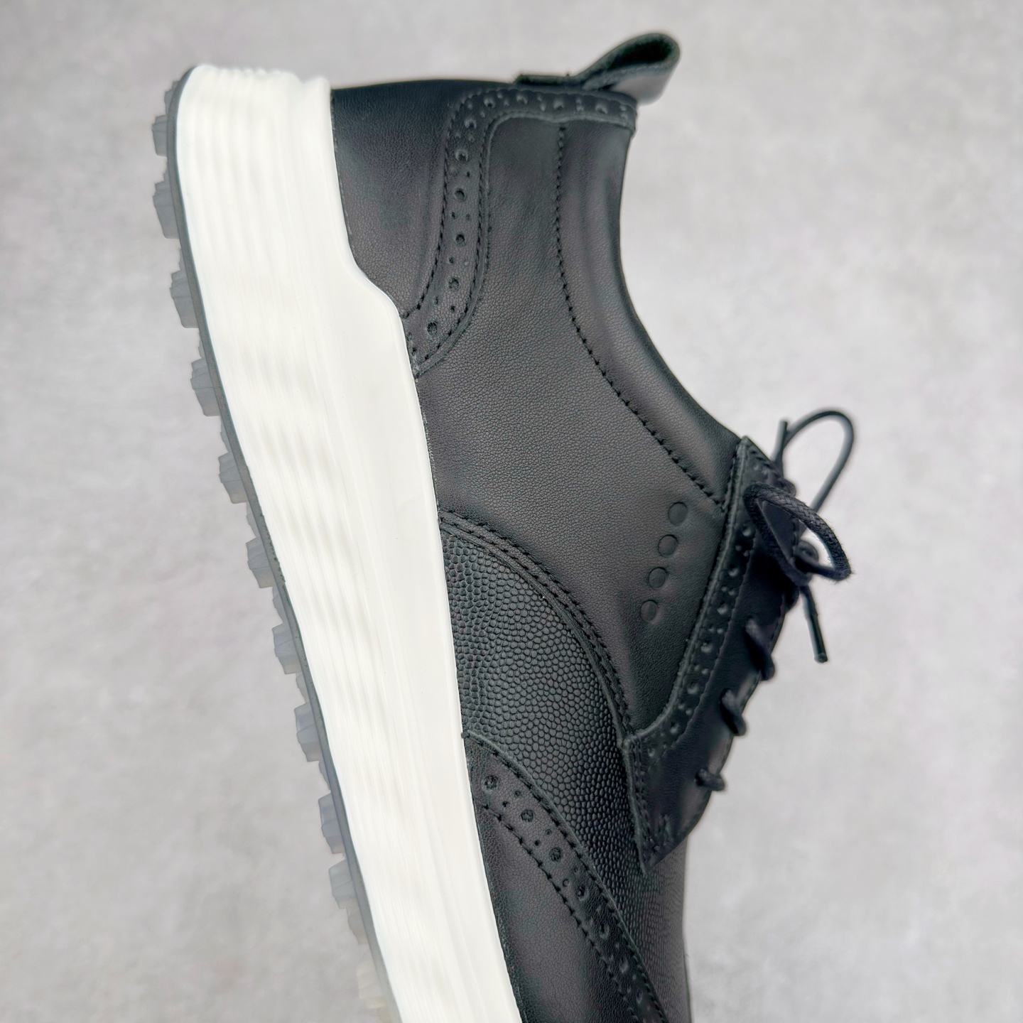 图片[6]-Ecco爱步男鞋新款运动鞋 跑鞋厚底增高老爹鞋 驱动系列全新款式 拼色拼接鞋面 时尚有型 牛皮与纺织品拼接 脚感舒适 出街有型 贴心套脚系带设计 舒适包裹双足 柔软细腻，亲肤透气 以摩托车粗犷胎纹为灵感 PU大底提供牵引性和支撑性 耐磨防滑提升稳定性 轻盈鞋底 舒适耐穿 户外出行 肆意洒脱 尺码：38 39 40 41 42 43 44（皮鞋码）-选品中心