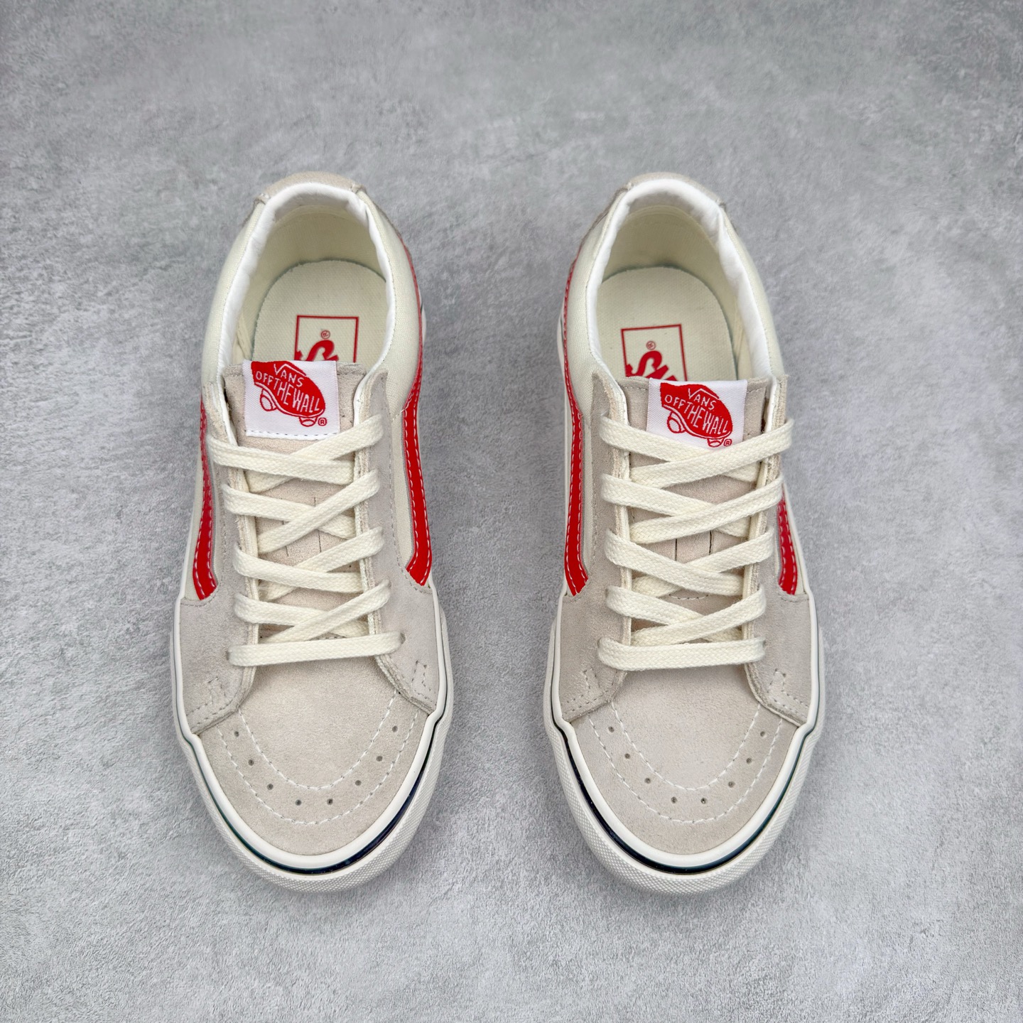 图片[2]-Vans SK8-Low 白红条 全新一代 低帮硫化帆布鞋 该鞋款以白红拼接勾勒出整体造型效果，米白帆布鞋面打造整体鞋身，以SK8-low鞋身为蓝本，风格极具辨识度，上脚凸显穿搭功力 尺码：35 36 36.5 37 38 38.5 39 40 40.5 41 42 42.5 43 44-选品中心