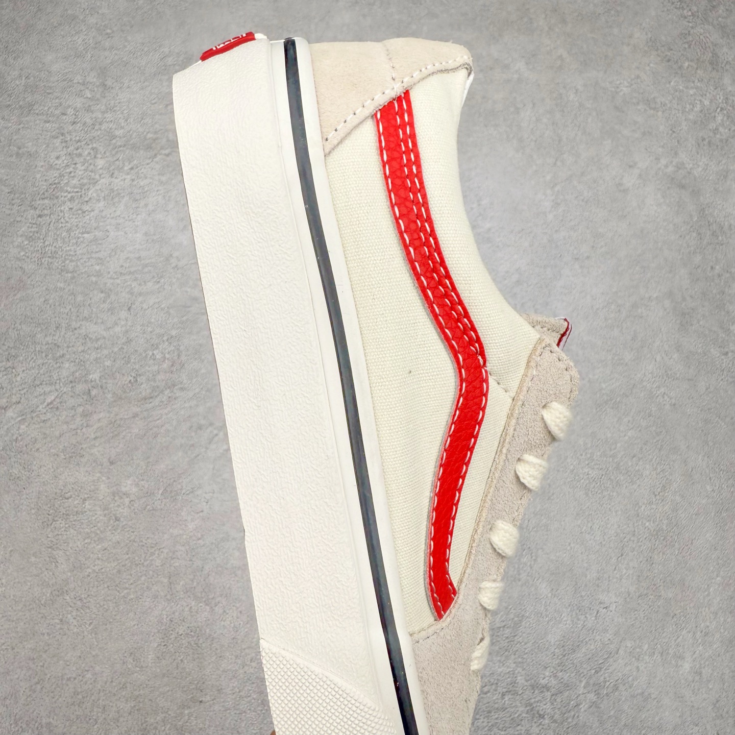 图片[6]-Vans SK8-Low 白红条 全新一代 低帮硫化帆布鞋 该鞋款以白红拼接勾勒出整体造型效果，米白帆布鞋面打造整体鞋身，以SK8-low鞋身为蓝本，风格极具辨识度，上脚凸显穿搭功力 尺码：35 36 36.5 37 38 38.5 39 40 40.5 41 42 42.5 43 44-选品中心