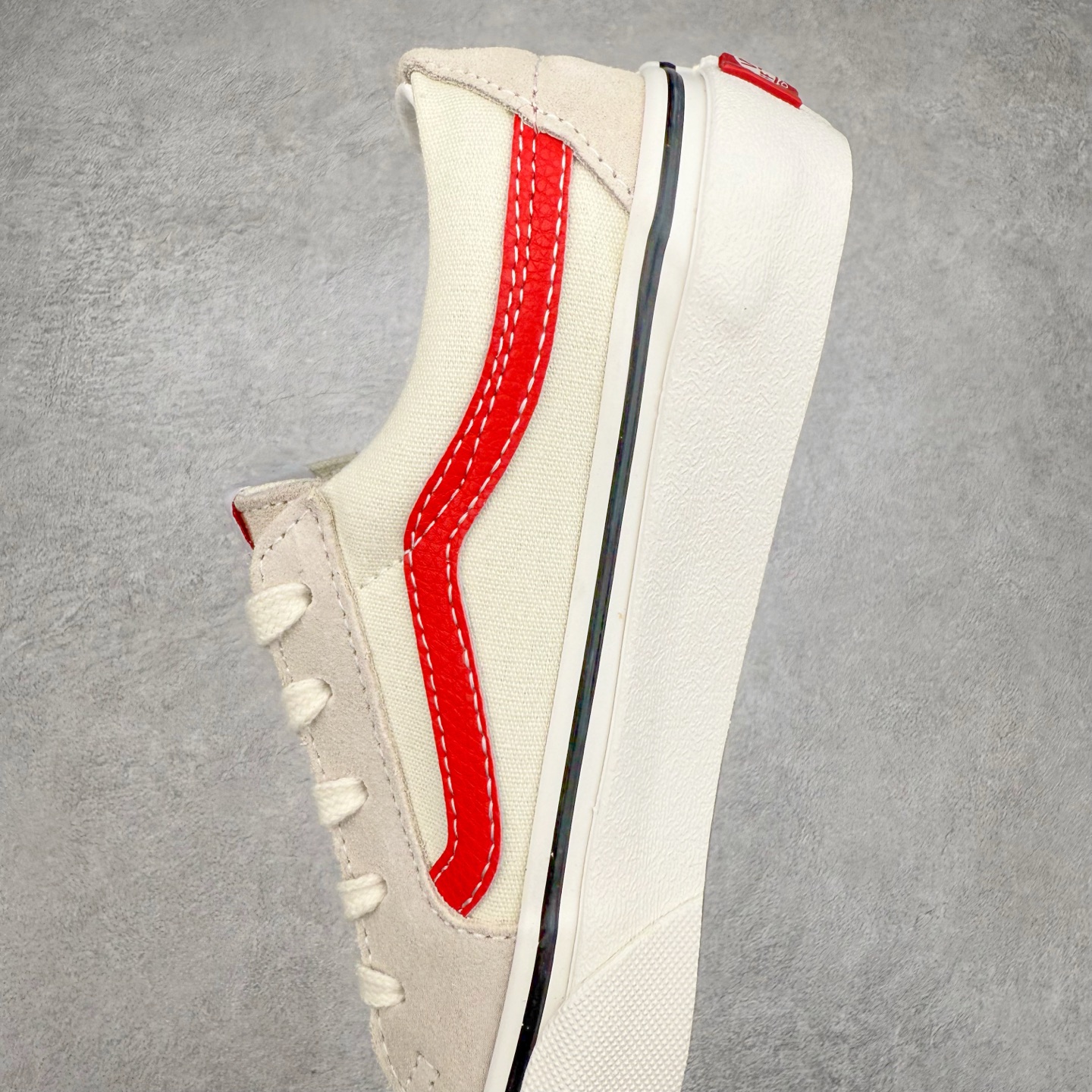 图片[7]-Vans SK8-Low 白红条 全新一代 低帮硫化帆布鞋 该鞋款以白红拼接勾勒出整体造型效果，米白帆布鞋面打造整体鞋身，以SK8-low鞋身为蓝本，风格极具辨识度，上脚凸显穿搭功力 尺码：35 36 36.5 37 38 38.5 39 40 40.5 41 42 42.5 43 44-选品中心