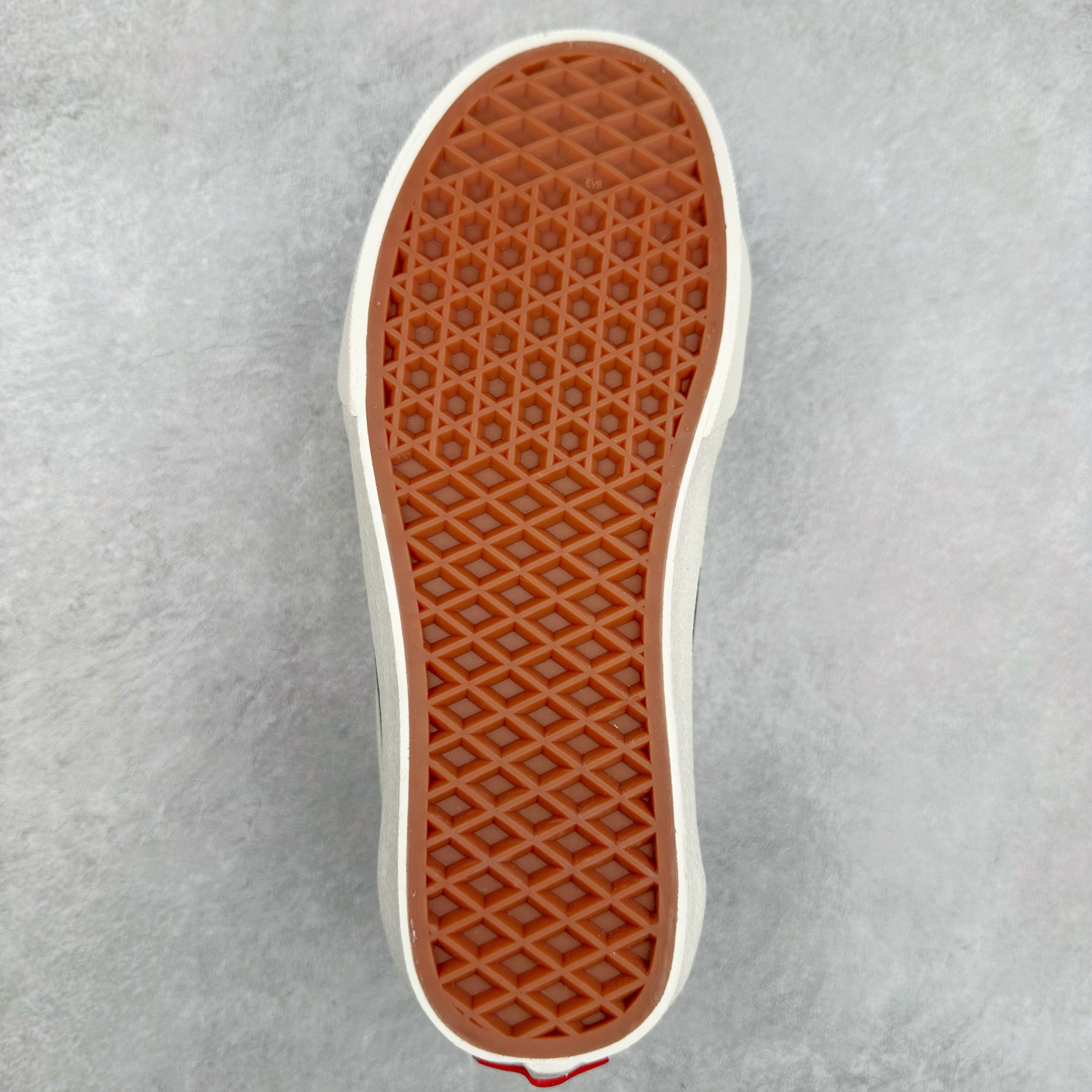 图片[9]-Vans SK8-Low 白红条 全新一代 低帮硫化帆布鞋 该鞋款以白红拼接勾勒出整体造型效果，米白帆布鞋面打造整体鞋身，以SK8-low鞋身为蓝本，风格极具辨识度，上脚凸显穿搭功力 尺码：35 36 36.5 37 38 38.5 39 40 40.5 41 42 42.5 43 44-选品中心