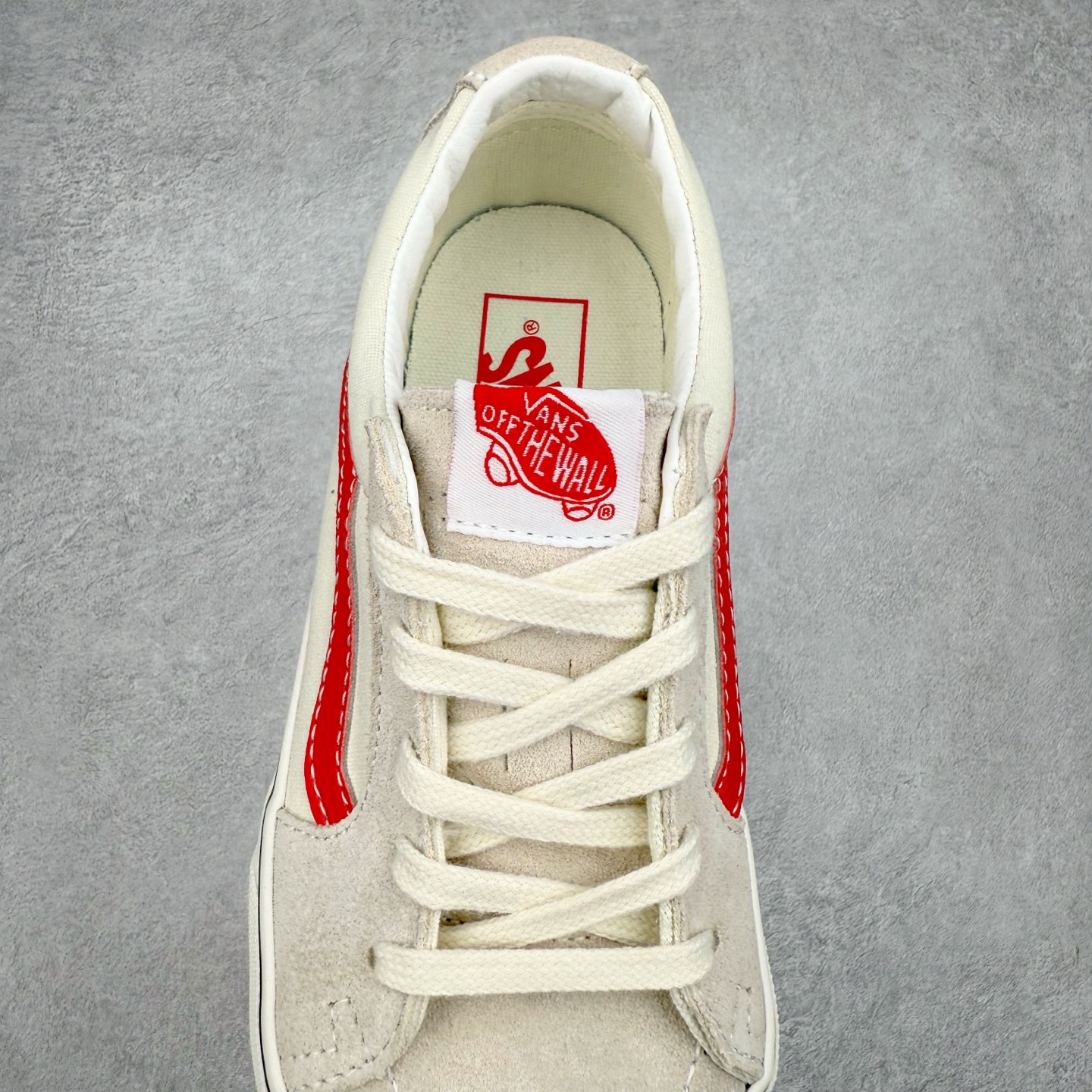 图片[5]-Vans SK8-Low 白红条 全新一代 低帮硫化帆布鞋 该鞋款以白红拼接勾勒出整体造型效果，米白帆布鞋面打造整体鞋身，以SK8-low鞋身为蓝本，风格极具辨识度，上脚凸显穿搭功力 尺码：35 36 36.5 37 38 38.5 39 40 40.5 41 42 42.5 43 44-选品中心