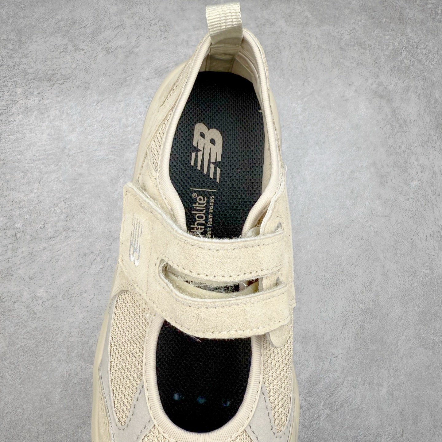 图片[5]-New Balance NB Breeze SD2202 舒适百搭 玛丽珍防滑耐磨低帮生活休闲鞋 随着潮流风向的转变，玛丽珍鞋赛道成为各大球鞋品牌竞相角逐的热门领域，这无疑为我们带来了更多样化的选择空间。这不，就在近日，New Balance 宣布将再度推出 New Balance BREEZE SD2202 鞋型的新配色。在鞋型方面，它有着标准的玛丽珍鞋外观，采用魔术贴取代了一般球鞋的鞋带系统，NB 的徽标也设置于此。鞋面正上方有大面积镂空设计，仔细观察，中底橡胶区域同样设有小孔，进一步增强了透气性。尺码：36 37 37.5 38 38.5 39 40-选品中心