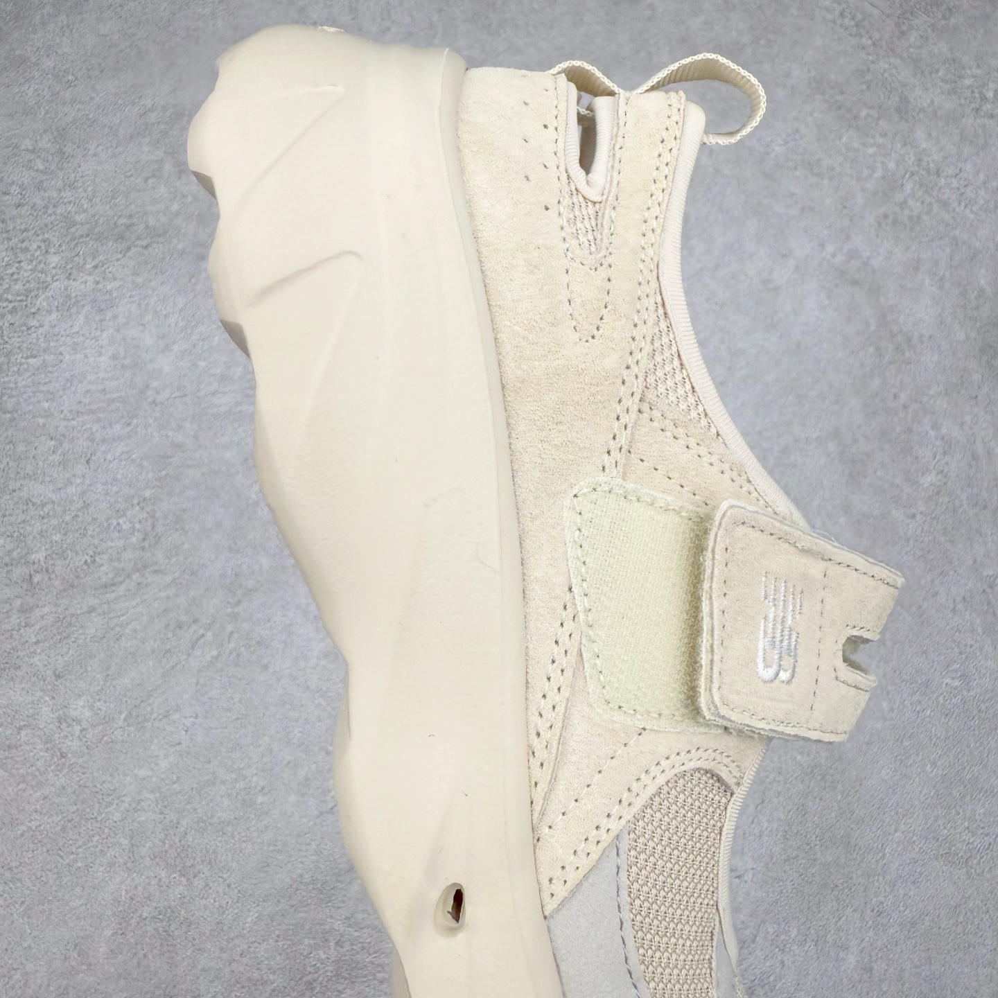 图片[6]-New Balance NB Breeze SD2202 舒适百搭 玛丽珍防滑耐磨低帮生活休闲鞋 随着潮流风向的转变，玛丽珍鞋赛道成为各大球鞋品牌竞相角逐的热门领域，这无疑为我们带来了更多样化的选择空间。这不，就在近日，New Balance 宣布将再度推出 New Balance BREEZE SD2202 鞋型的新配色。在鞋型方面，它有着标准的玛丽珍鞋外观，采用魔术贴取代了一般球鞋的鞋带系统，NB 的徽标也设置于此。鞋面正上方有大面积镂空设计，仔细观察，中底橡胶区域同样设有小孔，进一步增强了透气性。尺码：36 37 37.5 38 38.5 39 40-选品中心