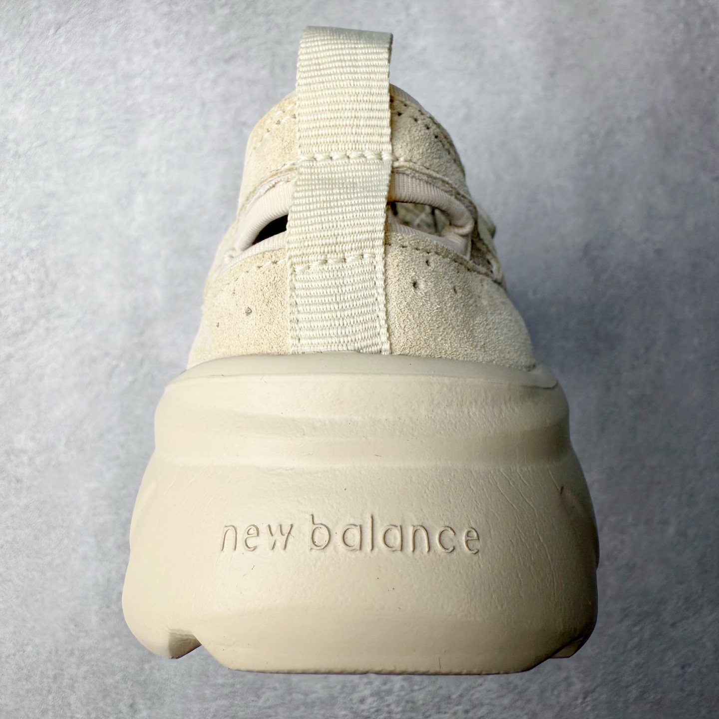 图片[8]-New Balance NB Breeze SD2202 舒适百搭 玛丽珍防滑耐磨低帮生活休闲鞋 随着潮流风向的转变，玛丽珍鞋赛道成为各大球鞋品牌竞相角逐的热门领域，这无疑为我们带来了更多样化的选择空间。这不，就在近日，New Balance 宣布将再度推出 New Balance BREEZE SD2202 鞋型的新配色。在鞋型方面，它有着标准的玛丽珍鞋外观，采用魔术贴取代了一般球鞋的鞋带系统，NB 的徽标也设置于此。鞋面正上方有大面积镂空设计，仔细观察，中底橡胶区域同样设有小孔，进一步增强了透气性。尺码：36 37 37.5 38 38.5 39 40-选品中心