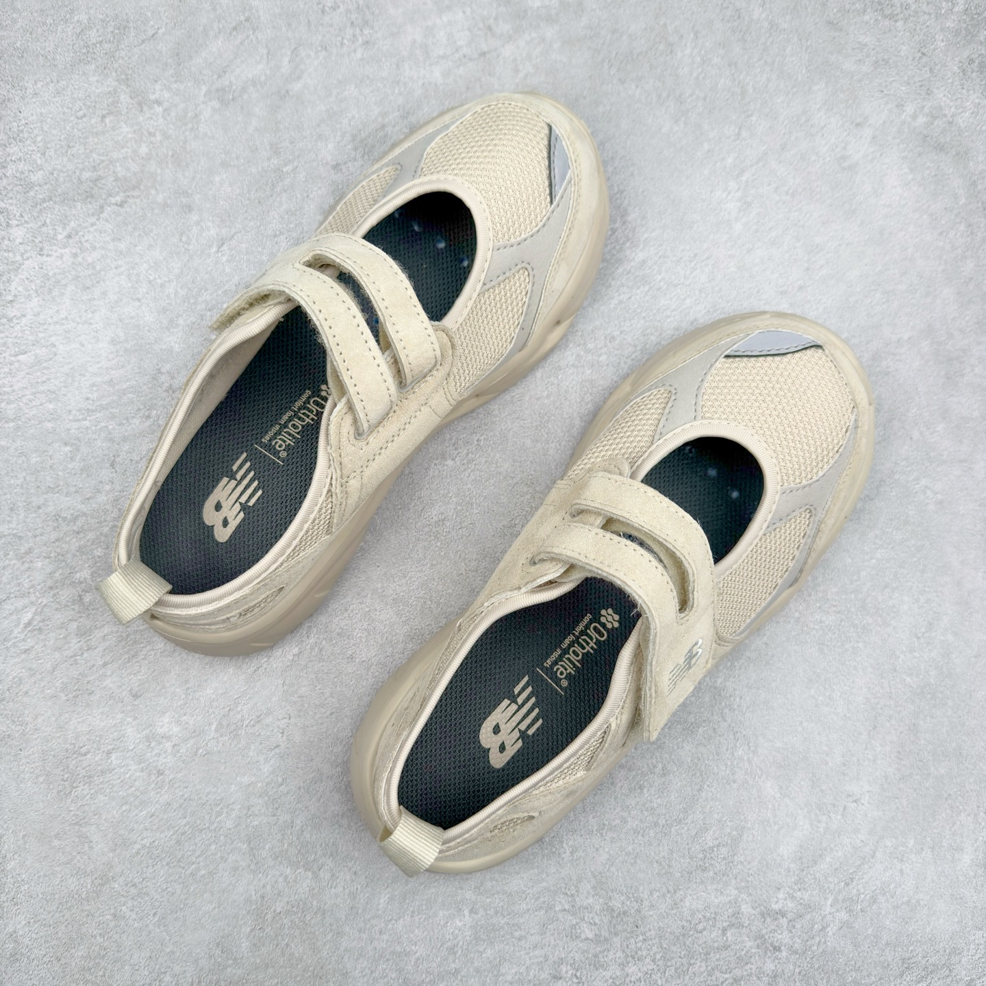 图片[3]-New Balance NB Breeze SD2202 舒适百搭 玛丽珍防滑耐磨低帮生活休闲鞋 随着潮流风向的转变，玛丽珍鞋赛道成为各大球鞋品牌竞相角逐的热门领域，这无疑为我们带来了更多样化的选择空间。这不，就在近日，New Balance 宣布将再度推出 New Balance BREEZE SD2202 鞋型的新配色。在鞋型方面，它有着标准的玛丽珍鞋外观，采用魔术贴取代了一般球鞋的鞋带系统，NB 的徽标也设置于此。鞋面正上方有大面积镂空设计，仔细观察，中底橡胶区域同样设有小孔，进一步增强了透气性。尺码：36 37 37.5 38 38.5 39 40-选品中心