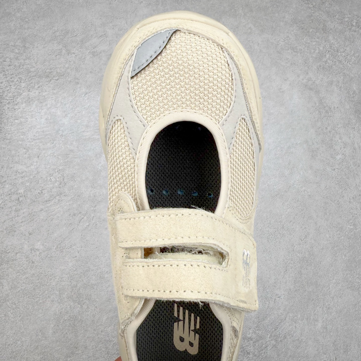 图片[4]-New Balance NB Breeze SD2202 舒适百搭 玛丽珍防滑耐磨低帮生活休闲鞋 随着潮流风向的转变，玛丽珍鞋赛道成为各大球鞋品牌竞相角逐的热门领域，这无疑为我们带来了更多样化的选择空间。这不，就在近日，New Balance 宣布将再度推出 New Balance BREEZE SD2202 鞋型的新配色。在鞋型方面，它有着标准的玛丽珍鞋外观，采用魔术贴取代了一般球鞋的鞋带系统，NB 的徽标也设置于此。鞋面正上方有大面积镂空设计，仔细观察，中底橡胶区域同样设有小孔，进一步增强了透气性。尺码：36 37 37.5 38 38.5 39 40-选品中心