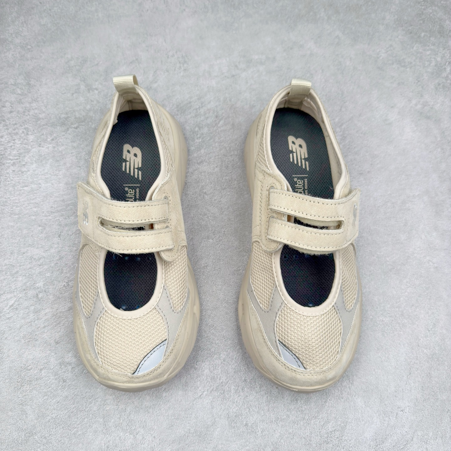 图片[2]-New Balance NB Breeze SD2202 舒适百搭 玛丽珍防滑耐磨低帮生活休闲鞋 随着潮流风向的转变，玛丽珍鞋赛道成为各大球鞋品牌竞相角逐的热门领域，这无疑为我们带来了更多样化的选择空间。这不，就在近日，New Balance 宣布将再度推出 New Balance BREEZE SD2202 鞋型的新配色。在鞋型方面，它有着标准的玛丽珍鞋外观，采用魔术贴取代了一般球鞋的鞋带系统，NB 的徽标也设置于此。鞋面正上方有大面积镂空设计，仔细观察，中底橡胶区域同样设有小孔，进一步增强了透气性。尺码：36 37 37.5 38 38.5 39 40-选品中心