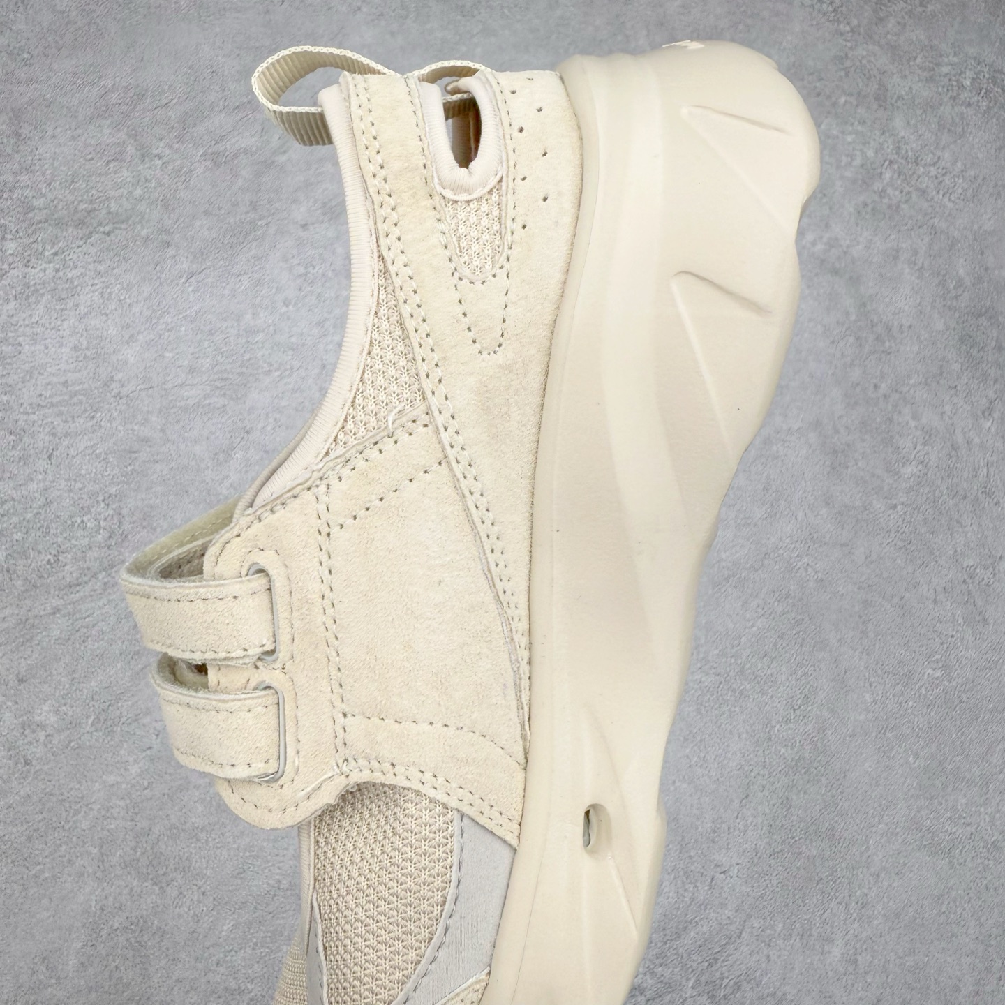 图片[7]-New Balance NB Breeze SD2202 舒适百搭 玛丽珍防滑耐磨低帮生活休闲鞋 随着潮流风向的转变，玛丽珍鞋赛道成为各大球鞋品牌竞相角逐的热门领域，这无疑为我们带来了更多样化的选择空间。这不，就在近日，New Balance 宣布将再度推出 New Balance BREEZE SD2202 鞋型的新配色。在鞋型方面，它有着标准的玛丽珍鞋外观，采用魔术贴取代了一般球鞋的鞋带系统，NB 的徽标也设置于此。鞋面正上方有大面积镂空设计，仔细观察，中底橡胶区域同样设有小孔，进一步增强了透气性。尺码：36 37 37.5 38 38.5 39 40-选品中心