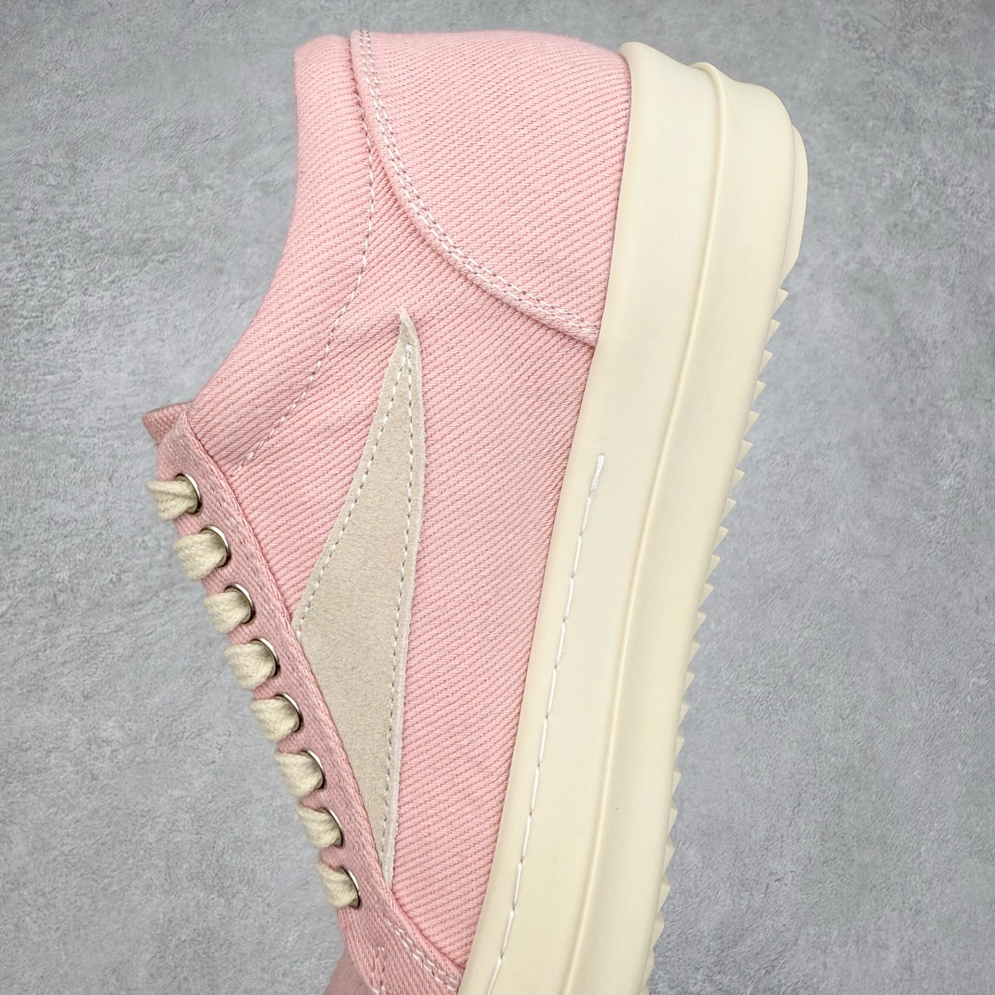 图片[7]-＃F纯原 Rick Owens Edfu 瑞克·欧文斯低帮皮面时尚运动板鞋 最新版底模 drkshdw字体凸出来的 无半点色差 斜纹布的材质和间距都是极致还原 【鞋头采用原版一致工艺 又翘又歪的效果目前这个技术市面上的任何版本都达不到这个效果】【经历了3个半月时间洪师傅带领8人团队终于研究出1-1复刻还原版本 东莞厚街洪师傅是一位有着17年的开板师经验丰富的一位老师傅 一针一孔的研究 私模开发205个走针69个细节一步到位不敢说百分百💯保证有百分之98还原 慢工出细活 好的产品不怕晚 这次的开发针对艺术家 收藏家 高品质的人群 定制品牌logo的拉链 超大一比一规格礼盒装 重达3斤以上 外加定制欧文斯保护盒 配有日文、英文 双语种配件卡片 细节诠释 一件不落 鞋盒翻盖 三标 正面+底部都一一做到 虽然增加不了实质的成本 但是打磨产品的细节 再微小也会还原 尺码：38 39 40 41 42 43 44 45 46-选品中心