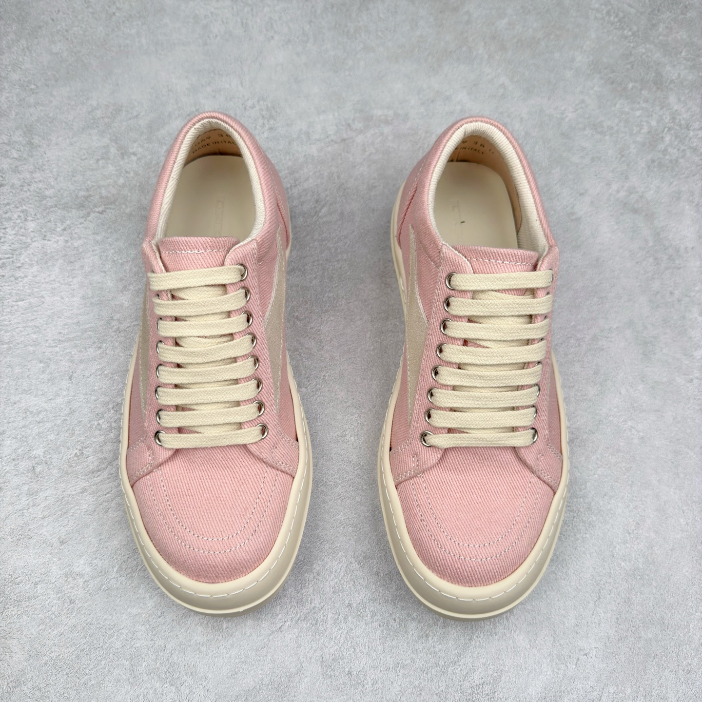 图片[2]-＃F纯原 Rick Owens Edfu 瑞克·欧文斯低帮皮面时尚运动板鞋 最新版底模 drkshdw字体凸出来的 无半点色差 斜纹布的材质和间距都是极致还原 【鞋头采用原版一致工艺 又翘又歪的效果目前这个技术市面上的任何版本都达不到这个效果】【经历了3个半月时间洪师傅带领8人团队终于研究出1-1复刻还原版本 东莞厚街洪师傅是一位有着17年的开板师经验丰富的一位老师傅 一针一孔的研究 私模开发205个走针69个细节一步到位不敢说百分百💯保证有百分之98还原 慢工出细活 好的产品不怕晚 这次的开发针对艺术家 收藏家 高品质的人群 定制品牌logo的拉链 超大一比一规格礼盒装 重达3斤以上 外加定制欧文斯保护盒 配有日文、英文 双语种配件卡片 细节诠释 一件不落 鞋盒翻盖 三标 正面+底部都一一做到 虽然增加不了实质的成本 但是打磨产品的细节 再微小也会还原 尺码：38 39 40 41 42 43 44 45 46-选品中心