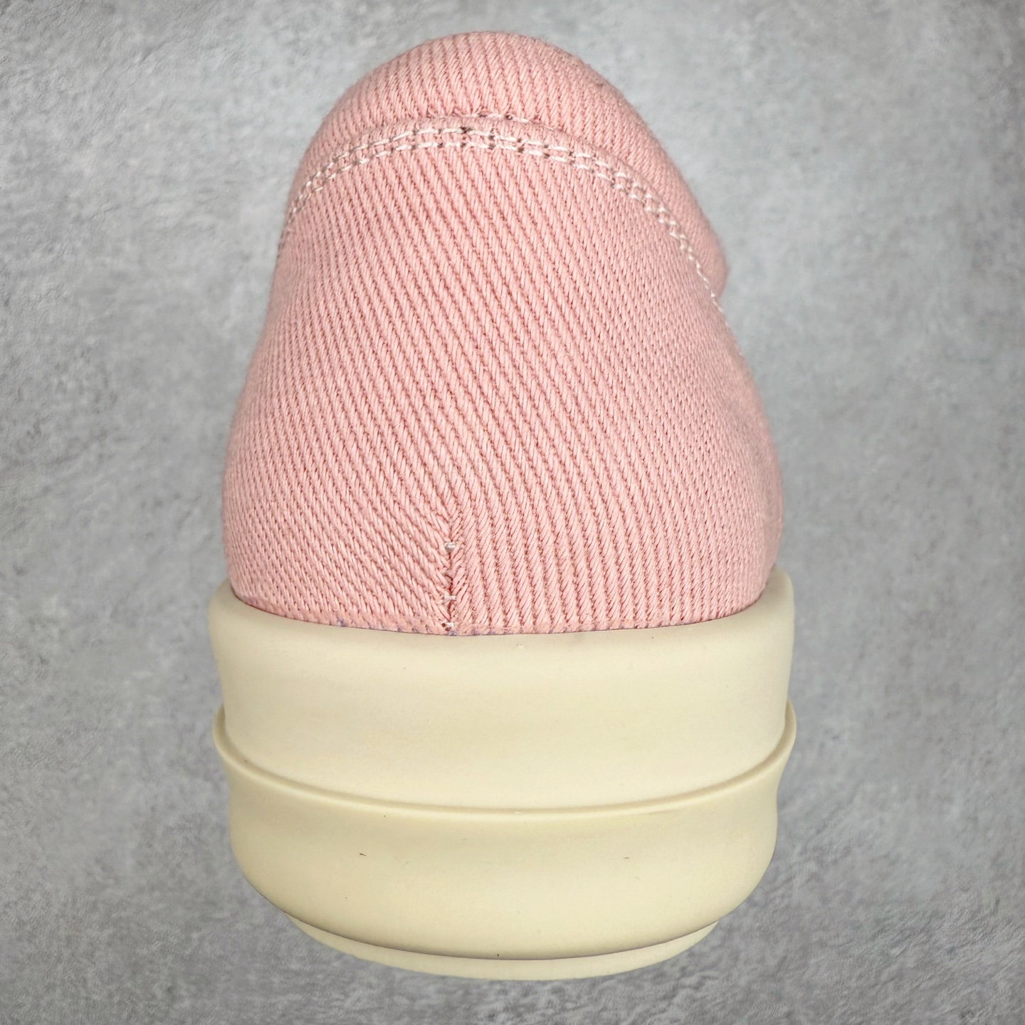 图片[8]-＃F纯原 Rick Owens Edfu 瑞克·欧文斯低帮皮面时尚运动板鞋 最新版底模 drkshdw字体凸出来的 无半点色差 斜纹布的材质和间距都是极致还原 【鞋头采用原版一致工艺 又翘又歪的效果目前这个技术市面上的任何版本都达不到这个效果】【经历了3个半月时间洪师傅带领8人团队终于研究出1-1复刻还原版本 东莞厚街洪师傅是一位有着17年的开板师经验丰富的一位老师傅 一针一孔的研究 私模开发205个走针69个细节一步到位不敢说百分百💯保证有百分之98还原 慢工出细活 好的产品不怕晚 这次的开发针对艺术家 收藏家 高品质的人群 定制品牌logo的拉链 超大一比一规格礼盒装 重达3斤以上 外加定制欧文斯保护盒 配有日文、英文 双语种配件卡片 细节诠释 一件不落 鞋盒翻盖 三标 正面+底部都一一做到 虽然增加不了实质的成本 但是打磨产品的细节 再微小也会还原 尺码：38 39 40 41 42 43 44 45 46-选品中心