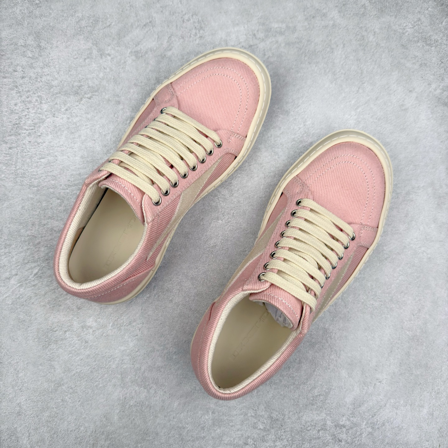 图片[3]-＃F纯原 Rick Owens Edfu 瑞克·欧文斯低帮皮面时尚运动板鞋 最新版底模 drkshdw字体凸出来的 无半点色差 斜纹布的材质和间距都是极致还原 【鞋头采用原版一致工艺 又翘又歪的效果目前这个技术市面上的任何版本都达不到这个效果】【经历了3个半月时间洪师傅带领8人团队终于研究出1-1复刻还原版本 东莞厚街洪师傅是一位有着17年的开板师经验丰富的一位老师傅 一针一孔的研究 私模开发205个走针69个细节一步到位不敢说百分百💯保证有百分之98还原 慢工出细活 好的产品不怕晚 这次的开发针对艺术家 收藏家 高品质的人群 定制品牌logo的拉链 超大一比一规格礼盒装 重达3斤以上 外加定制欧文斯保护盒 配有日文、英文 双语种配件卡片 细节诠释 一件不落 鞋盒翻盖 三标 正面+底部都一一做到 虽然增加不了实质的成本 但是打磨产品的细节 再微小也会还原 尺码：38 39 40 41 42 43 44 45 46-选品中心