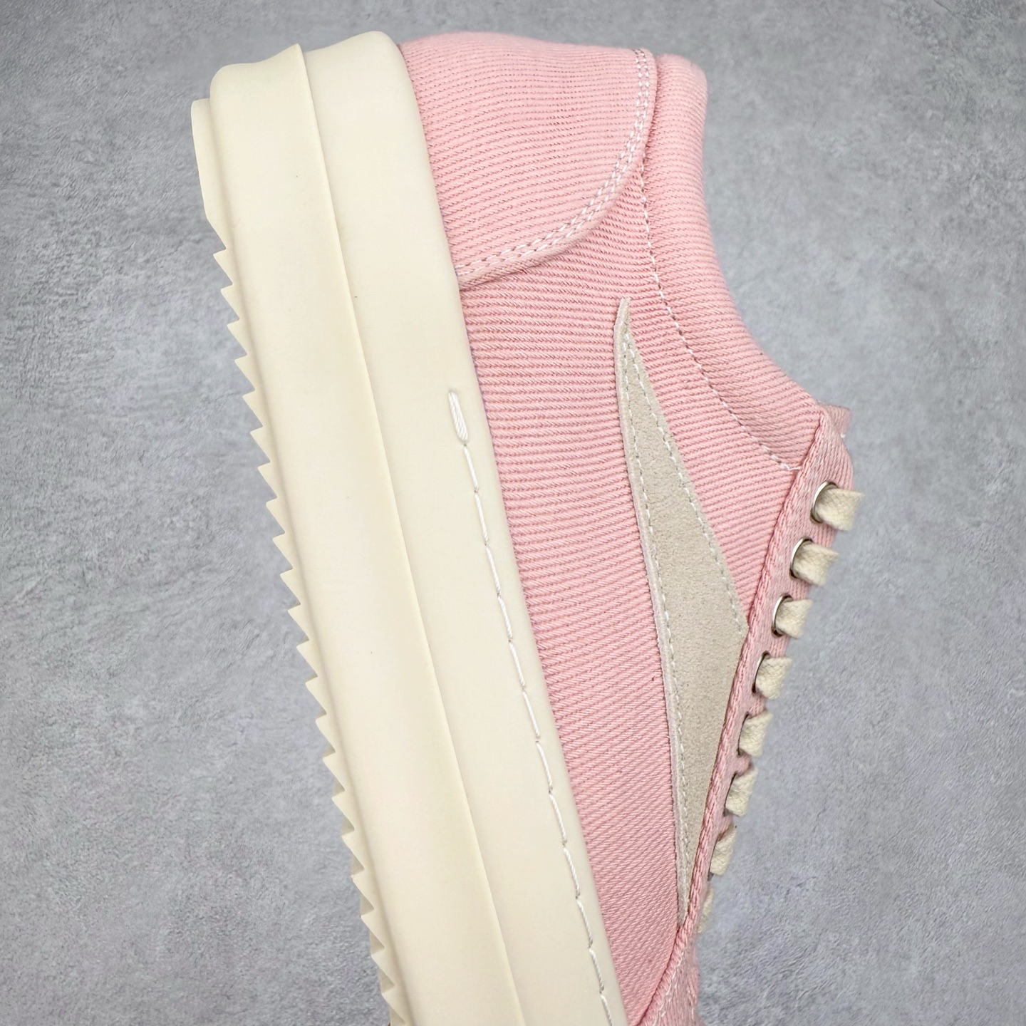 图片[6]-＃F纯原 Rick Owens Edfu 瑞克·欧文斯低帮皮面时尚运动板鞋 最新版底模 drkshdw字体凸出来的 无半点色差 斜纹布的材质和间距都是极致还原 【鞋头采用原版一致工艺 又翘又歪的效果目前这个技术市面上的任何版本都达不到这个效果】【经历了3个半月时间洪师傅带领8人团队终于研究出1-1复刻还原版本 东莞厚街洪师傅是一位有着17年的开板师经验丰富的一位老师傅 一针一孔的研究 私模开发205个走针69个细节一步到位不敢说百分百💯保证有百分之98还原 慢工出细活 好的产品不怕晚 这次的开发针对艺术家 收藏家 高品质的人群 定制品牌logo的拉链 超大一比一规格礼盒装 重达3斤以上 外加定制欧文斯保护盒 配有日文、英文 双语种配件卡片 细节诠释 一件不落 鞋盒翻盖 三标 正面+底部都一一做到 虽然增加不了实质的成本 但是打磨产品的细节 再微小也会还原 尺码：38 39 40 41 42 43 44 45 46-选品中心