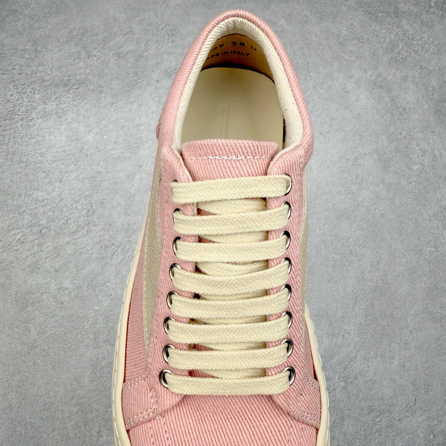 图片[5]-＃F纯原 Rick Owens Edfu 瑞克·欧文斯低帮皮面时尚运动板鞋 最新版底模 drkshdw字体凸出来的 无半点色差 斜纹布的材质和间距都是极致还原 【鞋头采用原版一致工艺 又翘又歪的效果目前这个技术市面上的任何版本都达不到这个效果】【经历了3个半月时间洪师傅带领8人团队终于研究出1-1复刻还原版本 东莞厚街洪师傅是一位有着17年的开板师经验丰富的一位老师傅 一针一孔的研究 私模开发205个走针69个细节一步到位不敢说百分百💯保证有百分之98还原 慢工出细活 好的产品不怕晚 这次的开发针对艺术家 收藏家 高品质的人群 定制品牌logo的拉链 超大一比一规格礼盒装 重达3斤以上 外加定制欧文斯保护盒 配有日文、英文 双语种配件卡片 细节诠释 一件不落 鞋盒翻盖 三标 正面+底部都一一做到 虽然增加不了实质的成本 但是打磨产品的细节 再微小也会还原 尺码：38 39 40 41 42 43 44 45 46-选品中心