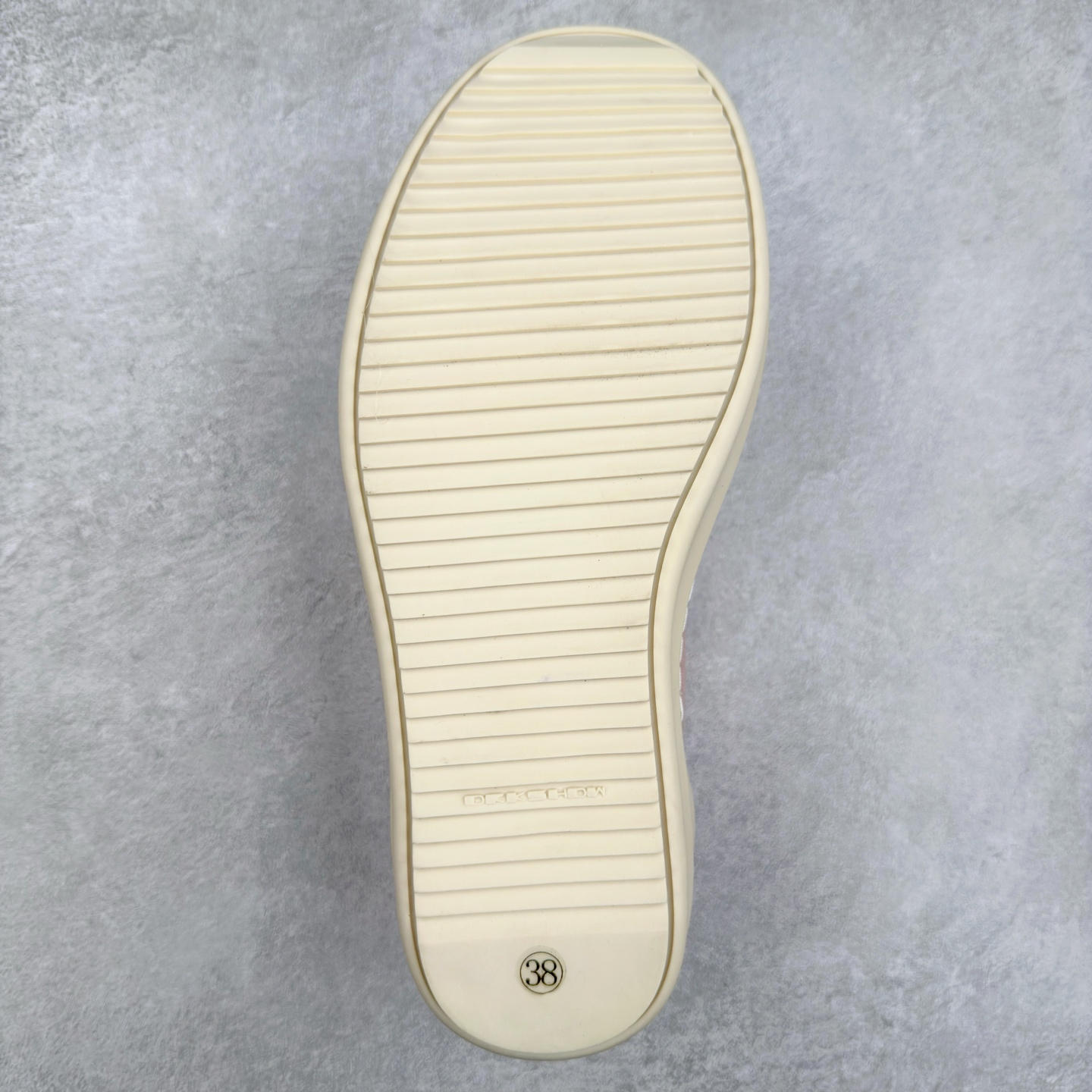 图片[9]-＃F纯原 Rick Owens Edfu 瑞克·欧文斯低帮皮面时尚运动板鞋 最新版底模 drkshdw字体凸出来的 无半点色差 斜纹布的材质和间距都是极致还原 【鞋头采用原版一致工艺 又翘又歪的效果目前这个技术市面上的任何版本都达不到这个效果】【经历了3个半月时间洪师傅带领8人团队终于研究出1-1复刻还原版本 东莞厚街洪师傅是一位有着17年的开板师经验丰富的一位老师傅 一针一孔的研究 私模开发205个走针69个细节一步到位不敢说百分百💯保证有百分之98还原 慢工出细活 好的产品不怕晚 这次的开发针对艺术家 收藏家 高品质的人群 定制品牌logo的拉链 超大一比一规格礼盒装 重达3斤以上 外加定制欧文斯保护盒 配有日文、英文 双语种配件卡片 细节诠释 一件不落 鞋盒翻盖 三标 正面+底部都一一做到 虽然增加不了实质的成本 但是打磨产品的细节 再微小也会还原 尺码：38 39 40 41 42 43 44 45 46-选品中心