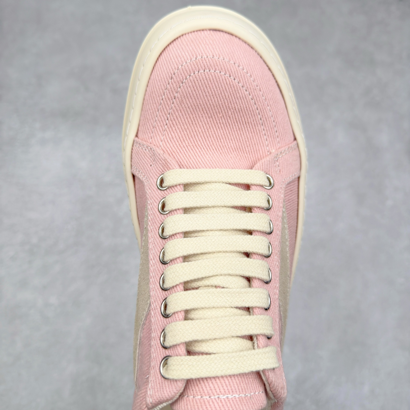 图片[4]-＃F纯原 Rick Owens Edfu 瑞克·欧文斯低帮皮面时尚运动板鞋 最新版底模 drkshdw字体凸出来的 无半点色差 斜纹布的材质和间距都是极致还原 【鞋头采用原版一致工艺 又翘又歪的效果目前这个技术市面上的任何版本都达不到这个效果】【经历了3个半月时间洪师傅带领8人团队终于研究出1-1复刻还原版本 东莞厚街洪师傅是一位有着17年的开板师经验丰富的一位老师傅 一针一孔的研究 私模开发205个走针69个细节一步到位不敢说百分百💯保证有百分之98还原 慢工出细活 好的产品不怕晚 这次的开发针对艺术家 收藏家 高品质的人群 定制品牌logo的拉链 超大一比一规格礼盒装 重达3斤以上 外加定制欧文斯保护盒 配有日文、英文 双语种配件卡片 细节诠释 一件不落 鞋盒翻盖 三标 正面+底部都一一做到 虽然增加不了实质的成本 但是打磨产品的细节 再微小也会还原 尺码：38 39 40 41 42 43 44 45 46-选品中心