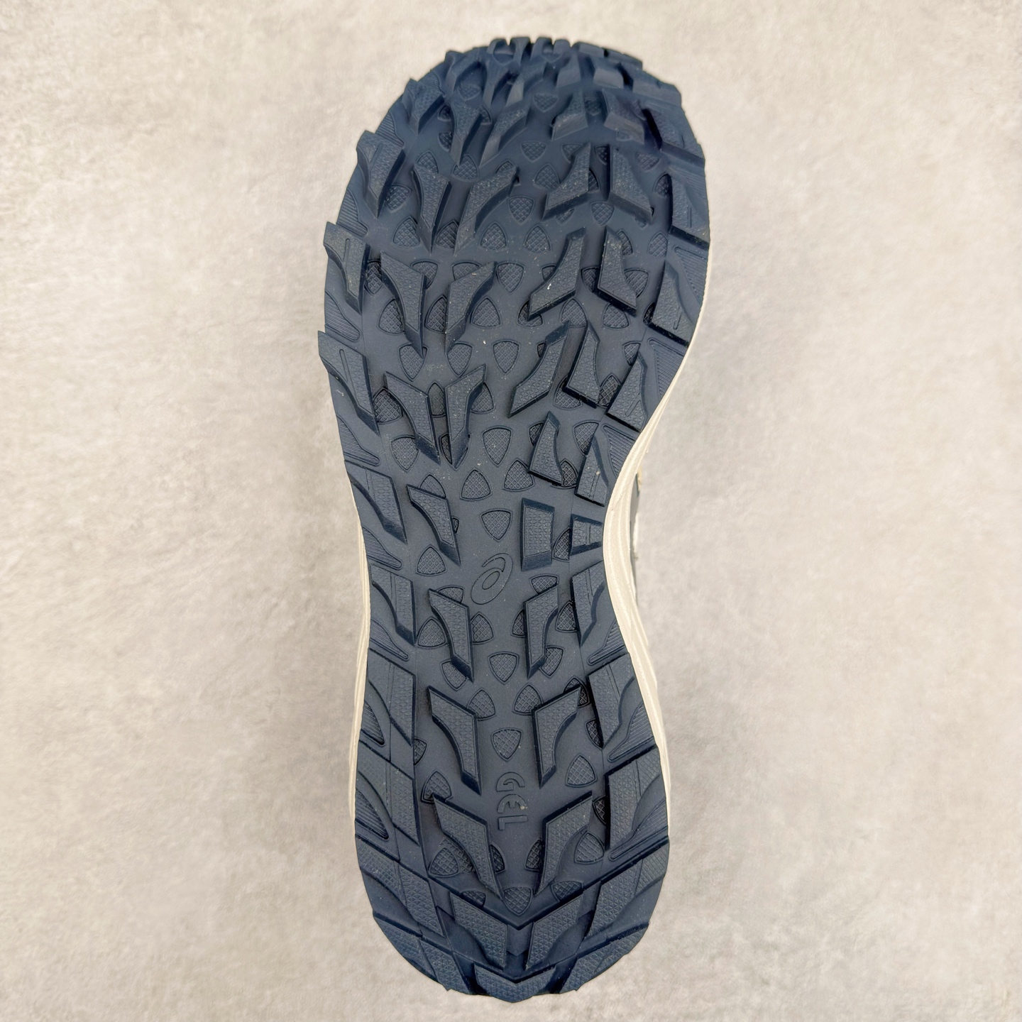 图片[9]-Asics Gel-Sonoma CN 亚瑟士越野防滑耐磨低帮跑步鞋 ASICS（亚瑟士）是日本实业家鬼冢喜八郎创立的跑鞋运动品牌，名字想法源自著名的拉丁谚语“AnimaSana In Corpore Sano” \’，意为“健全的精神寓于强健的体魄”。正如其名字的含义，ASICS亚瑟士一直坚信保持身体的健康与活力是打造健康快乐的生活方式的最佳途径。亚瑟士的跑鞋、篮球鞋等系列集专业与美貌于一身，拥有极高的热度。2016年，ASICS在“2016年日本最佳全球品牌”排行榜名列第17名。尺码：36 37 37.5 38 39 39.5 40 40.5 41.5 42 42.5 43.5 44 45-选品中心