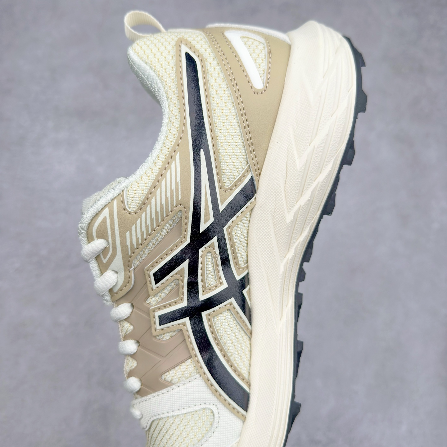 图片[7]-Asics Gel-Sonoma CN 亚瑟士越野防滑耐磨低帮跑步鞋 ASICS（亚瑟士）是日本实业家鬼冢喜八郎创立的跑鞋运动品牌，名字想法源自著名的拉丁谚语“AnimaSana In Corpore Sano” \’，意为“健全的精神寓于强健的体魄”。正如其名字的含义，ASICS亚瑟士一直坚信保持身体的健康与活力是打造健康快乐的生活方式的最佳途径。亚瑟士的跑鞋、篮球鞋等系列集专业与美貌于一身，拥有极高的热度。2016年，ASICS在“2016年日本最佳全球品牌”排行榜名列第17名。尺码：36 37 37.5 38 39 39.5 40 40.5 41.5 42 42.5 43.5 44 45-选品中心