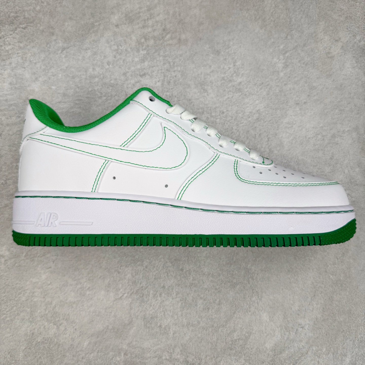 ＃XT纯原 NK Air Force 1´07 Low 空军一号低帮百搭休闲运动板鞋 CV1724-103 顶级批次 2022全新楦头鞋型 鱼鳞大底 历时开发三个月 清洁度完美 二维码鞋标 内置芯片及solo气垫 大底高度及其弧度依照正品 钢印 logo刺绣 鞋口弧度 鞋头长度 鞋面冲孔 鞋垫背胶及钢印 完美鞋型对比正品 每一处都是细节满满 柔软、弹性十足的缓震性能和出色的中底设计 横跨复古与现代的外型结合 造就出风靡全球 三十多年的Force 1 直到今天还深受青睐 实拍调校N版已经零色差零失真 百分百还原实物色彩所见即所得 不存在货不对板色差等低级问题 选购参考实物拍摄 不混卖不参货 只用心做好货严格选品 承诺混一赔十 尺码：36 36.5 37.5 38 38.5 39 40 40.5 41 42 42.5 43 44 44.5 45-选品中心