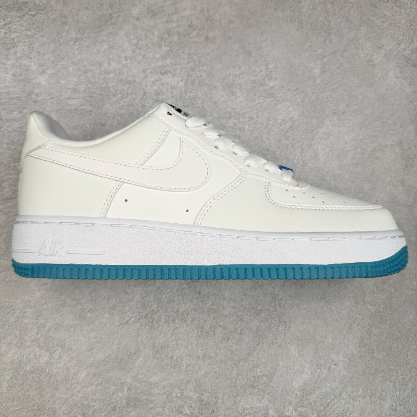 ＃XT纯原 NK Air Force 1´07 Low 空军一号低帮百搭休闲运动板鞋 DA8301-100 顶级批次 2022全新楦头鞋型 鱼鳞大底 历时开发三个月 清洁度完美 二维码鞋标 内置芯片及solo气垫 大底高度及其弧度依照正品 钢印 logo刺绣 鞋口弧度 鞋头长度 鞋面冲孔 鞋垫背胶及钢印 完美鞋型对比正品 每一处都是细节满满 柔软、弹性十足的缓震性能和出色的中底设计 横跨复古与现代的外型结合 造就出风靡全球 三十多年的Force 1 直到今天还深受青睐 实拍调校N版已经零色差零失真 百分百还原实物色彩所见即所得 不存在货不对板色差等低级问题 选购参考实物拍摄 不混卖不参货 只用心做好货严格选品 承诺混一赔十 尺码：36 36.5 37.5 38 38.5 39 40 40.5 41 42 42.5 43 44 44.5 45-选品中心