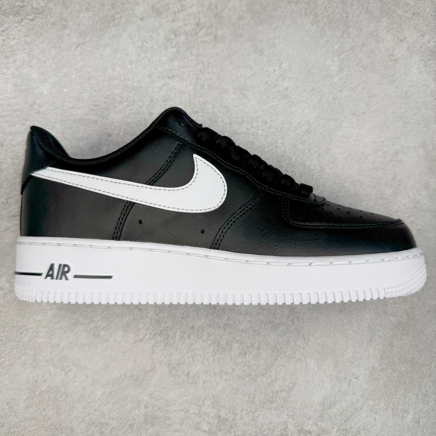 ＃XT纯原 NK Air Force 1´07 Low 空军一号低帮百搭休闲运动板鞋 CJ0952-001 顶级批次 2022全新楦头鞋型 鱼鳞大底 历时开发三个月 清洁度完美 二维码鞋标 内置芯片及solo气垫 大底高度及其弧度依照正品 钢印 logo刺绣 鞋口弧度 鞋头长度 鞋面冲孔 鞋垫背胶及钢印 完美鞋型对比正品 每一处都是细节满满 柔软、弹性十足的缓震性能和出色的中底设计 横跨复古与现代的外型结合 造就出风靡全球 三十多年的Force 1 直到今天还深受青睐 实拍调校N版已经零色差零失真 百分百还原实物色彩所见即所得 不存在货不对板色差等低级问题 选购参考实物拍摄 不混卖不参货 只用心做好货严格选品 承诺混一赔十 尺码：36 36.5 37.5 38 38.5 39 40 40.5 41 42 42.5 43 44 44.5 45-选品中心