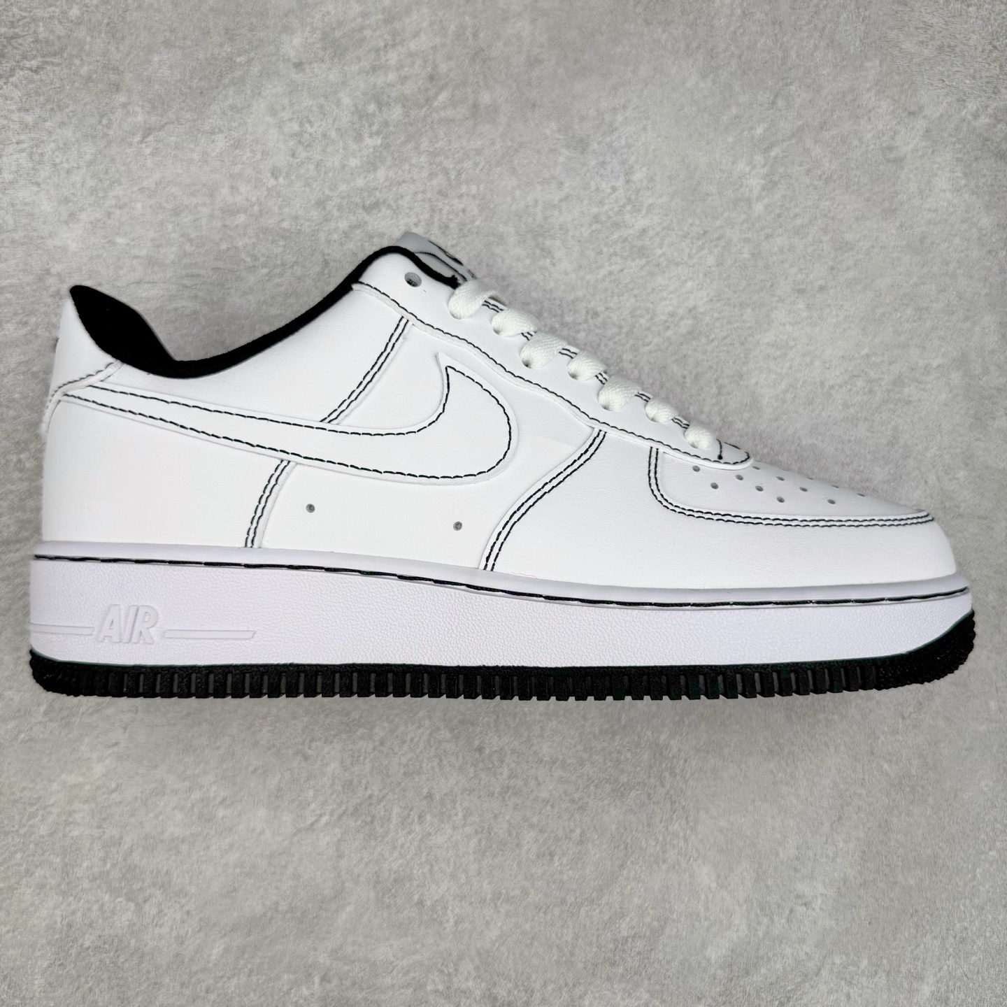 ＃XT纯原 NK Air Force 1´07 Low 空军一号低帮百搭休闲运动板鞋 CV1724-104 顶级批次 2022全新楦头鞋型 鱼鳞大底 历时开发三个月 清洁度完美 二维码鞋标 内置芯片及solo气垫 大底高度及其弧度依照正品 钢印 logo刺绣 鞋口弧度 鞋头长度 鞋面冲孔 鞋垫背胶及钢印 完美鞋型对比正品 每一处都是细节满满 柔软、弹性十足的缓震性能和出色的中底设计 横跨复古与现代的外型结合 造就出风靡全球 三十多年的Force 1 直到今天还深受青睐 实拍调校N版已经零色差零失真 百分百还原实物色彩所见即所得 不存在货不对板色差等低级问题 选购参考实物拍摄 不混卖不参货 只用心做好货严格选品 承诺混一赔十 尺码：36 36.5 37.5 38 38.5 39 40 40.5 41 42 42.5 43 44 44.5 45-选品中心