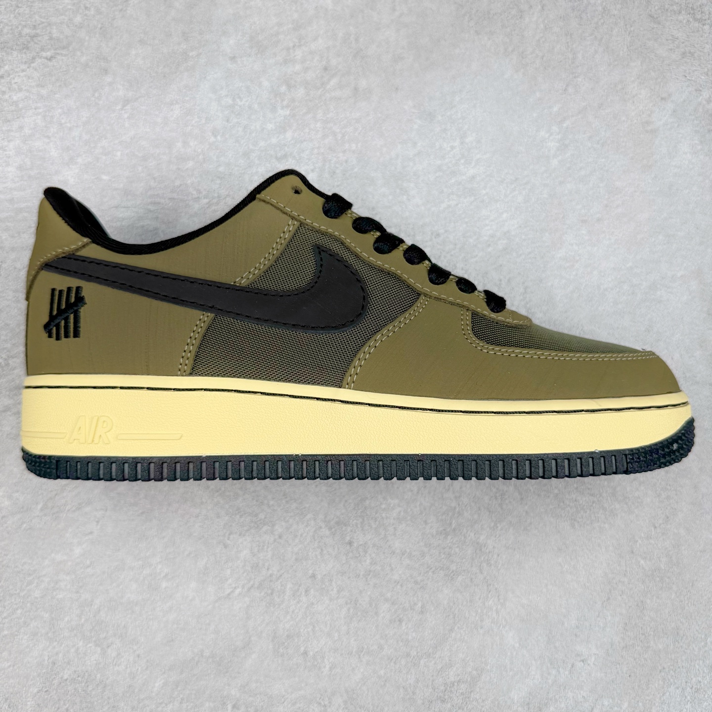 ＃XT纯原 NK Air Force 1´07 Low 空军一号低帮百搭休闲运动板鞋 DH3064-300 顶级批次 2022全新楦头鞋型 鱼鳞大底 历时开发三个月 清洁度完美 二维码鞋标 内置芯片及solo气垫 大底高度及其弧度依照正品 钢印 logo刺绣 鞋口弧度 鞋头长度 鞋面冲孔 鞋垫背胶及钢印 完美鞋型对比正品 每一处都是细节满满 柔软、弹性十足的缓震性能和出色的中底设计 横跨复古与现代的外型结合 造就出风靡全球 三十多年的Force 1 直到今天还深受青睐 实拍调校N版已经零色差零失真 百分百还原实物色彩所见即所得 不存在货不对板色差等低级问题 选购参考实物拍摄 不混卖不参货 只用心做好货严格选品 承诺混一赔十 尺码：36 36.5 37.5 38 38.5 39 40 40.5 41 42 42.5 43 44 44.5 45-选品中心