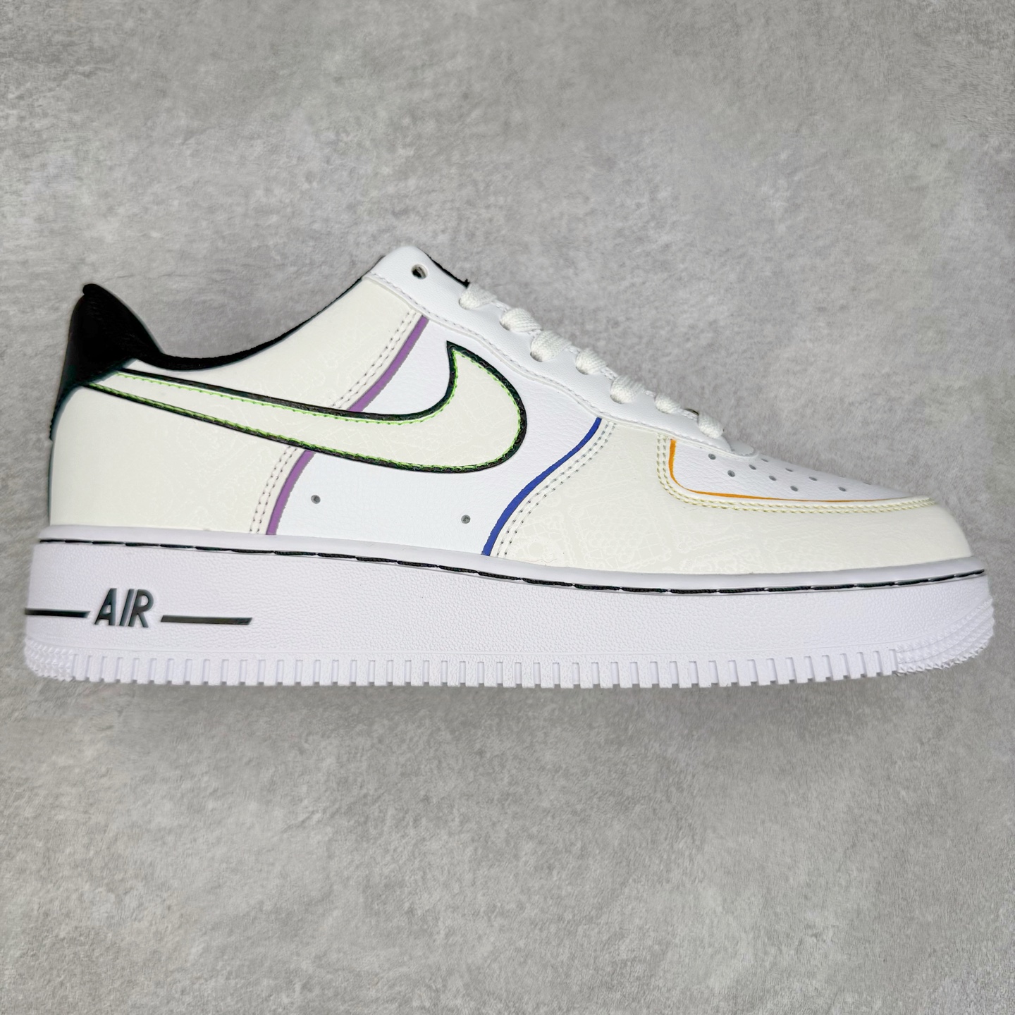 ＃XT纯原 NK Air Force 1´07 Low 空军一号低帮百搭休闲运动板鞋 CT1138-100 顶级批次 2022全新楦头鞋型 鱼鳞大底 历时开发三个月 清洁度完美 二维码鞋标 内置芯片及solo气垫 大底高度及其弧度依照正品 钢印 logo刺绣 鞋口弧度 鞋头长度 鞋面冲孔 鞋垫背胶及钢印 完美鞋型对比正品 每一处都是细节满满 柔软、弹性十足的缓震性能和出色的中底设计 横跨复古与现代的外型结合 造就出风靡全球 三十多年的Force 1 直到今天还深受青睐 实拍调校N版已经零色差零失真 百分百还原实物色彩所见即所得 不存在货不对板色差等低级问题 选购参考实物拍摄 不混卖不参货 只用心做好货严格选品 承诺混一赔十 尺码：36 36.5 37.5 38 38.5 39 40 40.5 41 42 42.5 43 44 44.5 45-选品中心