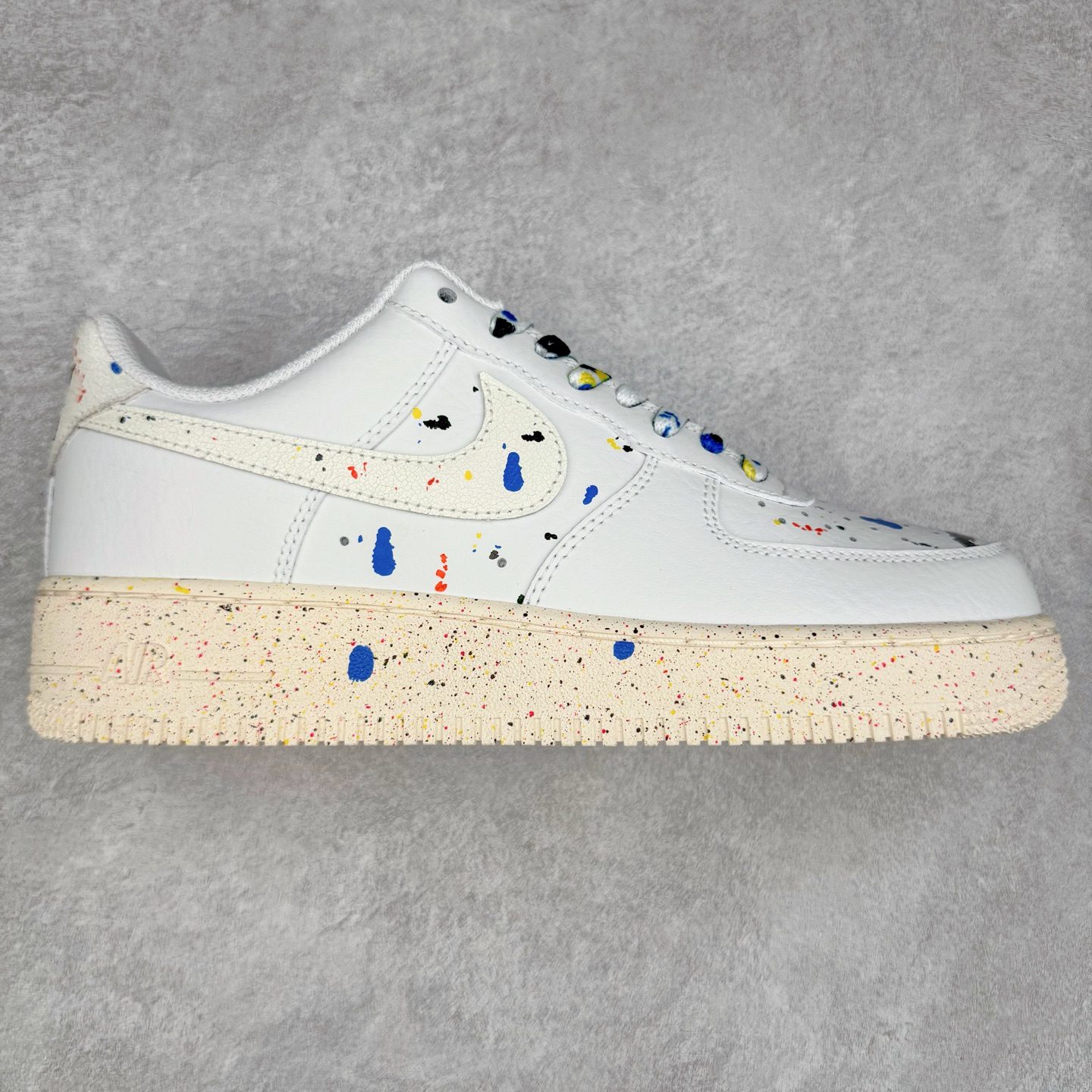 ＃XT纯原 NK Air Force 1´07 Low 空军一号低帮百搭休闲运动板鞋 CZ0339-100 顶级批次 2022全新楦头鞋型 鱼鳞大底 历时开发三个月 清洁度完美 二维码鞋标 内置芯片及solo气垫 大底高度及其弧度依照正品 钢印 logo刺绣 鞋口弧度 鞋头长度 鞋面冲孔 鞋垫背胶及钢印 完美鞋型对比正品 每一处都是细节满满 柔软、弹性十足的缓震性能和出色的中底设计 横跨复古与现代的外型结合 造就出风靡全球 三十多年的Force 1 直到今天还深受青睐 实拍调校N版已经零色差零失真 百分百还原实物色彩所见即所得 不存在货不对板色差等低级问题 选购参考实物拍摄 不混卖不参货 只用心做好货严格选品 承诺混一赔十 尺码：36 36.5 37.5 38 38.5 39 40 40.5 41 42 42.5 43 44 44.5 45-选品中心