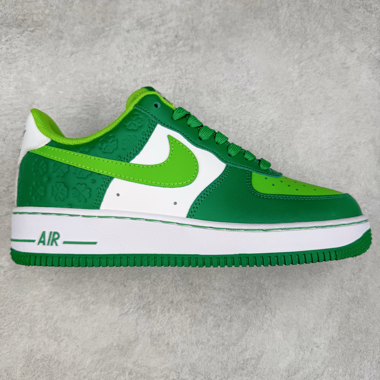 ＃XT纯原 NK Air Force 1´07 Low 空军一号低帮百搭休闲运动板鞋 DD8458-300 顶级批次 2022全新楦头鞋型 鱼鳞大底 历时开发三个月 清洁度完美 二维码鞋标 内置芯片及solo气垫 大底高度及其弧度依照正品 钢印 logo刺绣 鞋口弧度 鞋头长度 鞋面冲孔 鞋垫背胶及钢印 完美鞋型对比正品 每一处都是细节满满 柔软、弹性十足的缓震性能和出色的中底设计 横跨复古与现代的外型结合 造就出风靡全球 三十多年的Force 1 直到今天还深受青睐 实拍调校N版已经零色差零失真 百分百还原实物色彩所见即所得 不存在货不对板色差等低级问题 选购参考实物拍摄 不混卖不参货 只用心做好货严格选品 承诺混一赔十 尺码：36 36.5 37.5 38 38.5 39 40 40.5 41 42 42.5 43 44 44.5 45-选品中心